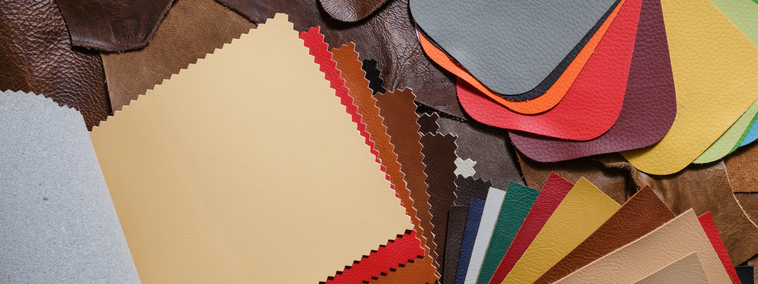 Verschiedenfarbige Muster von Leder aufeinanderdrappiert