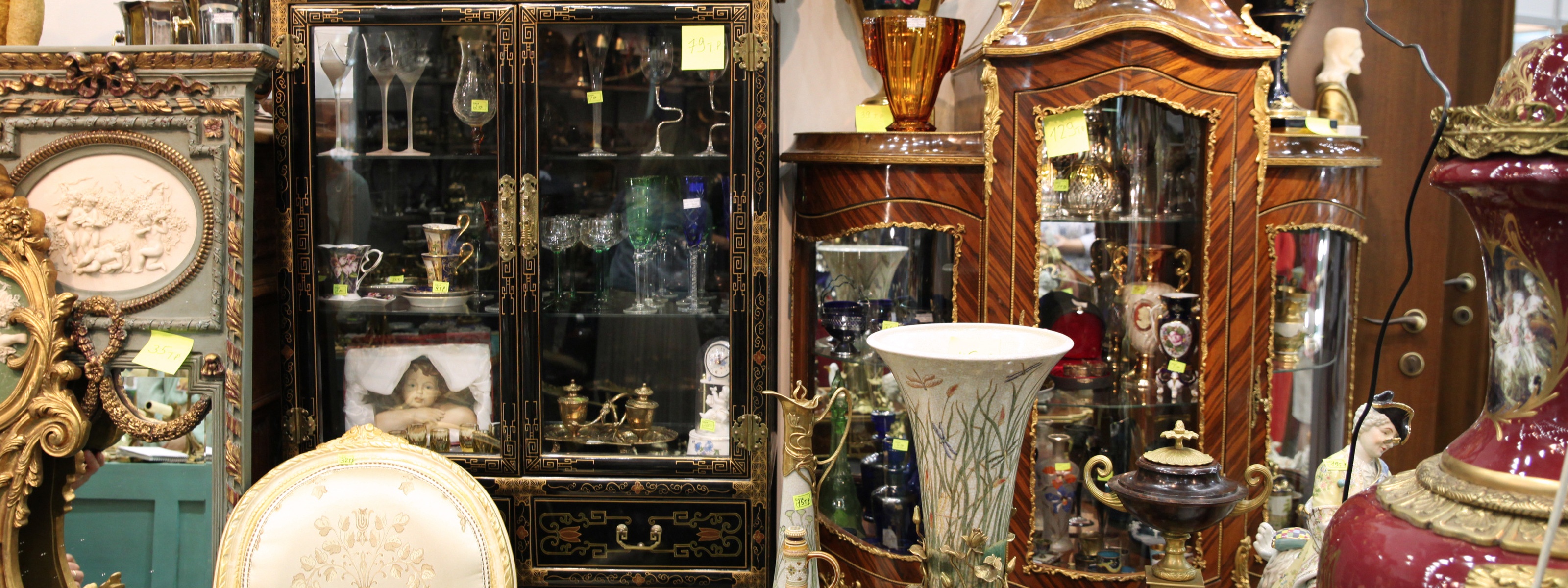 Geschäft voller vielfarbiger Antiquitäten