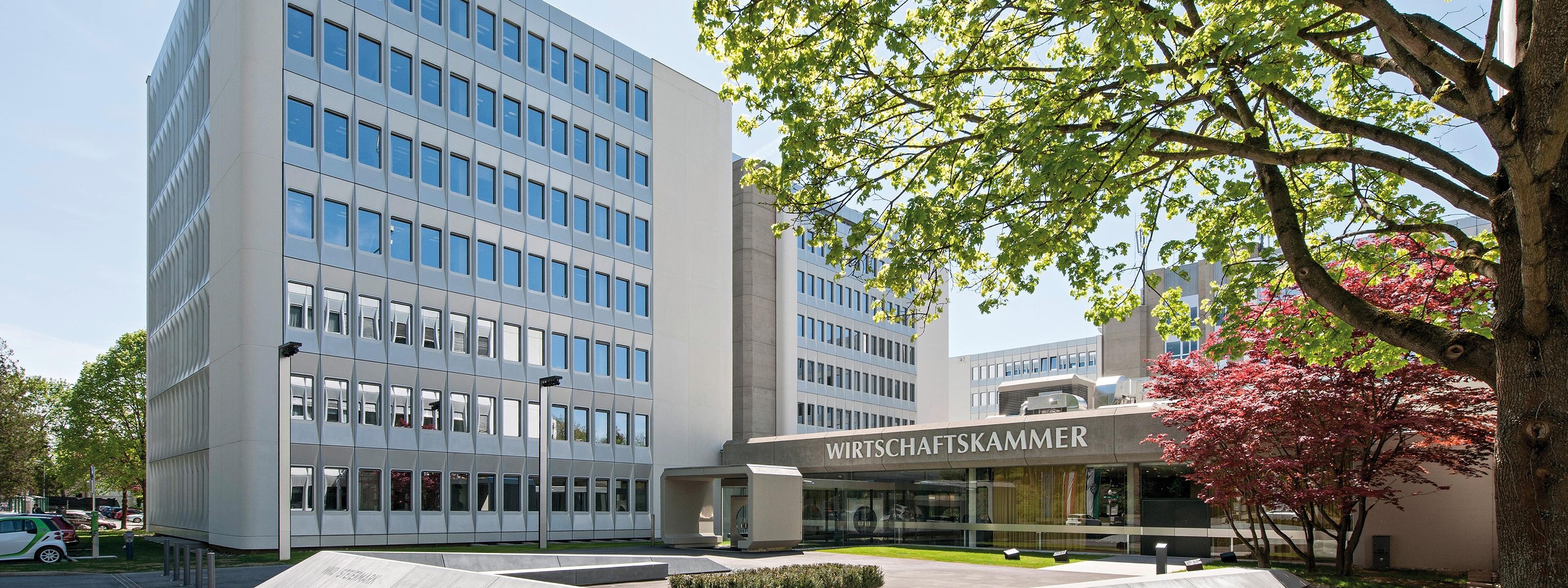 Gebäude WKO Steiermark mit Vorplatz und Bäumen