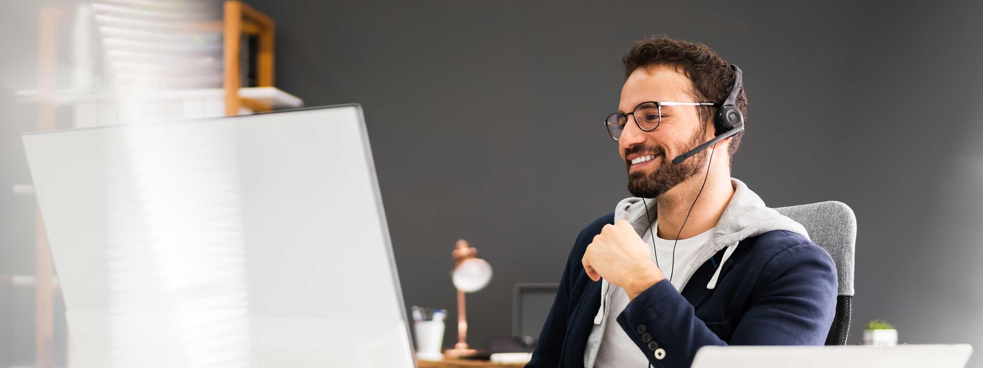 Eine Person am Schreibtisch beim einem Online-Meeting
