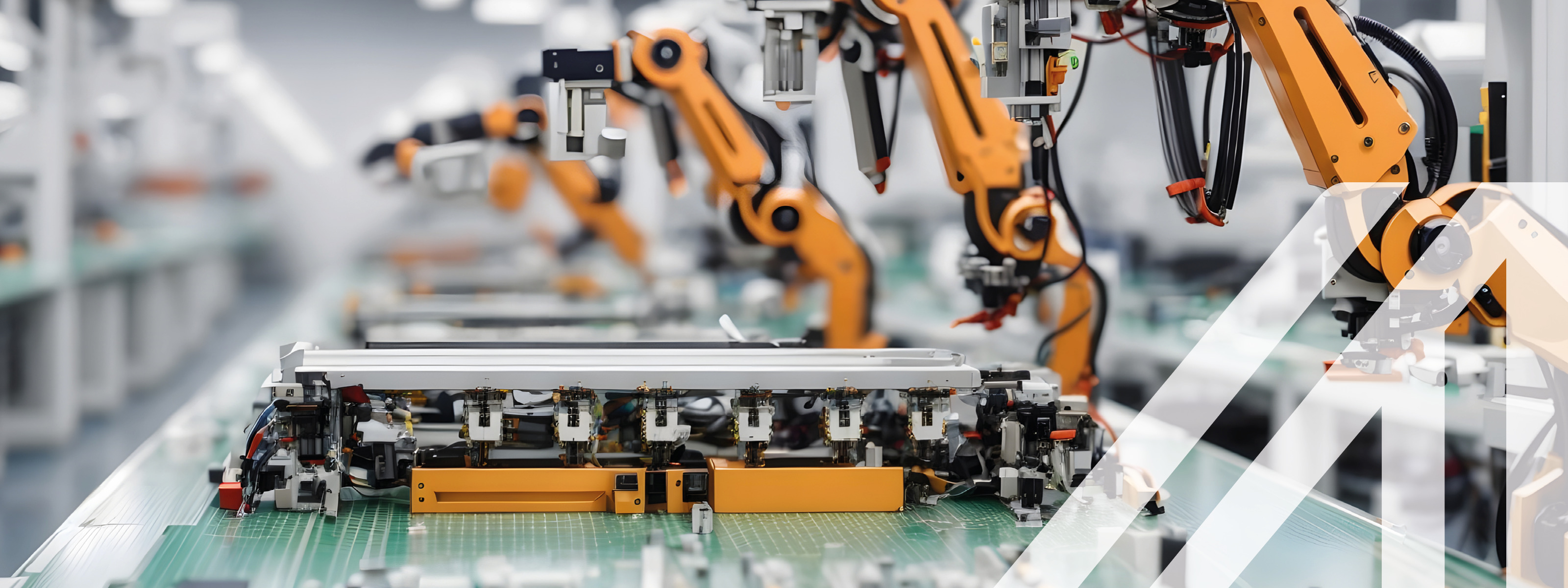Orangene Roboterarme und Förderbänder in einer Fertigungsanlage. Generative KI