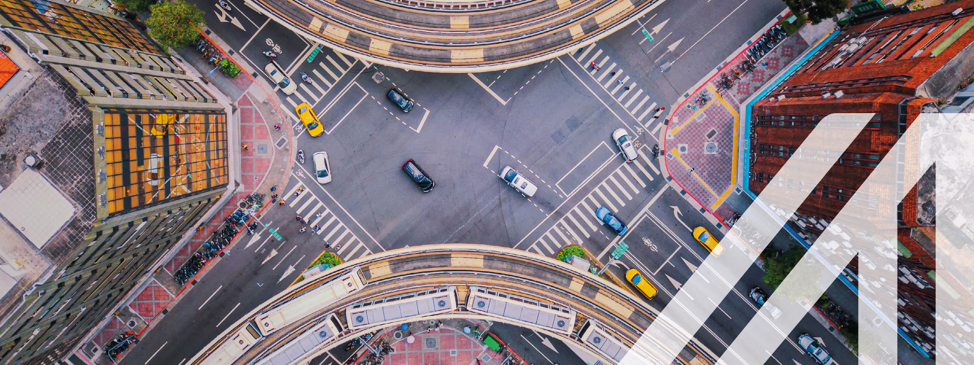 Luftaufnahme von Autos und Zügen an einer Kreuzung oder Abzweigung mit Verkehr, Taipei Downtown, Taiwan. Finanzviertel und Geschäftsviertel. Intelligente urbane Stadt Technologie. 