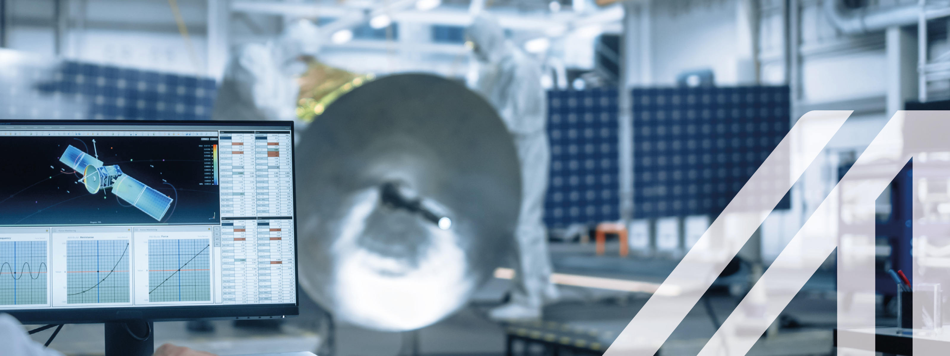 Ingenieure der Agentur für Luft- und Raumfahrt bei der Arbeit am Bau eines Satelliten. Sie entwickeln Raumfahrzeuge und berechnen die Flugbahn im Orbit am Computer