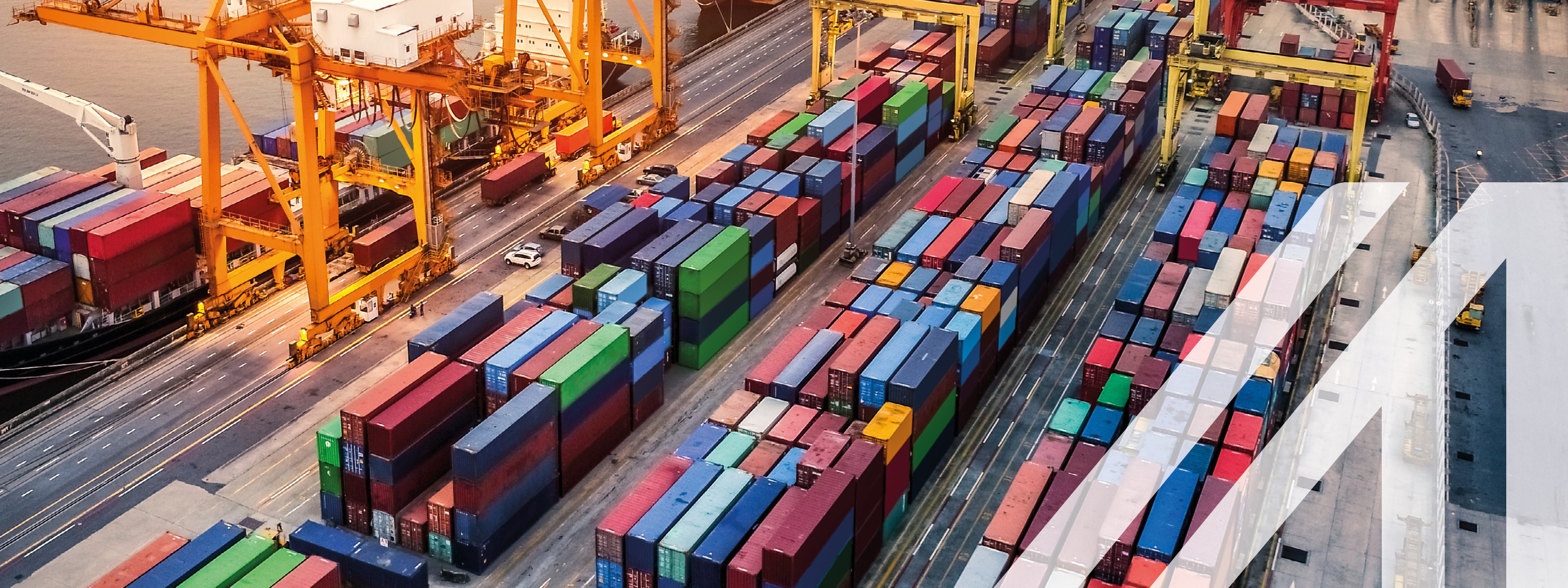 Logistik und Transport von Containerfrachtschiffen und Frachtflugzeugen mit Kranbrücke in einer Werft bei Sonnenaufgang.