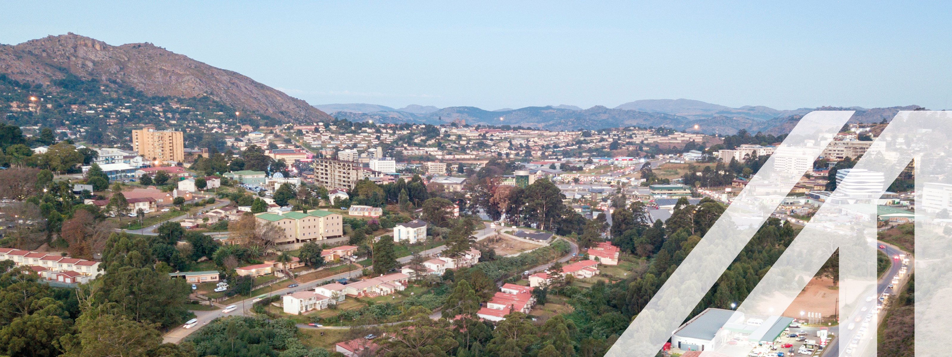 Downtown von Mbabane, Hauptstadt von Swaziland, mit bergigem Umland und bewaldeten Flächen