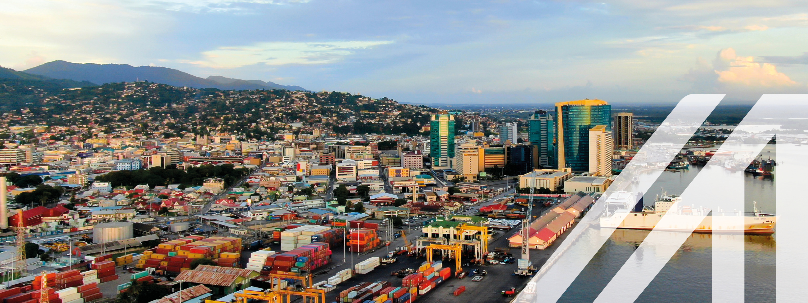 Blick auf Port of Spain, Hauptstadt von Trinidad and Tobago, Hafen, Container Terminal und Regierungsgebäude