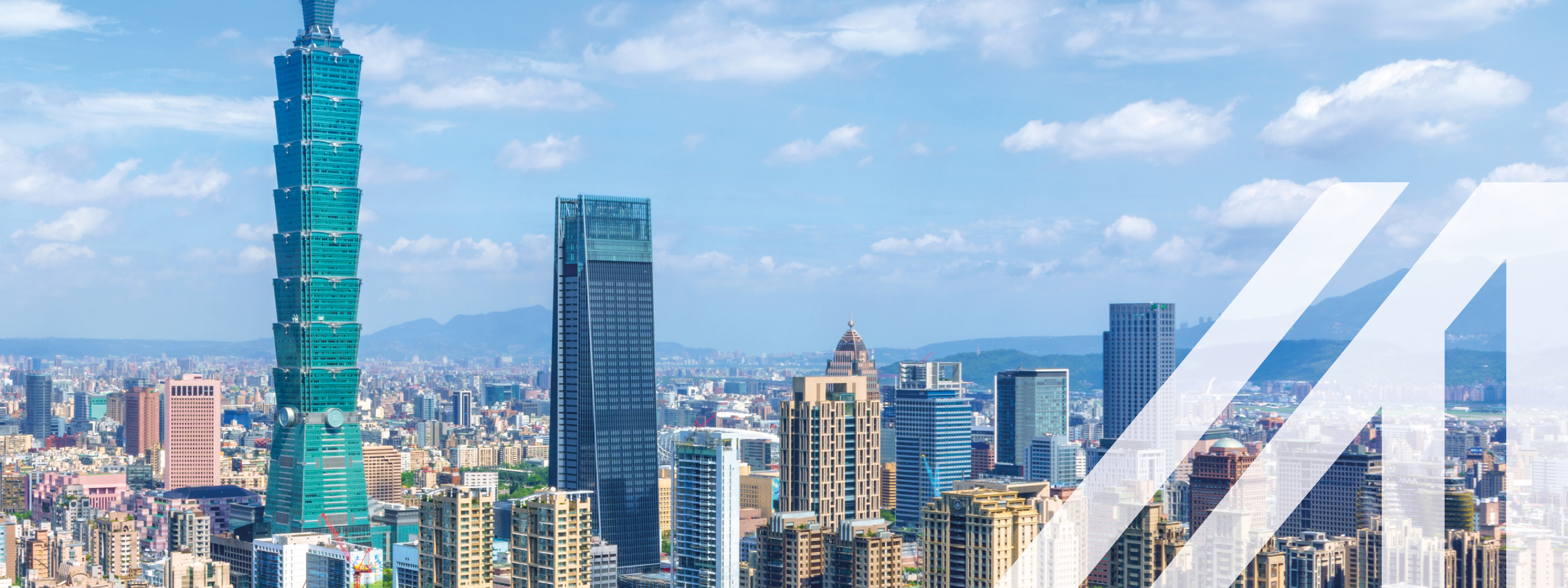 Skyline von Taipeh mit Taipei 101 Financial Center, asiatische Stadt mit vielen Hochhäusern in Taiwan<br />
