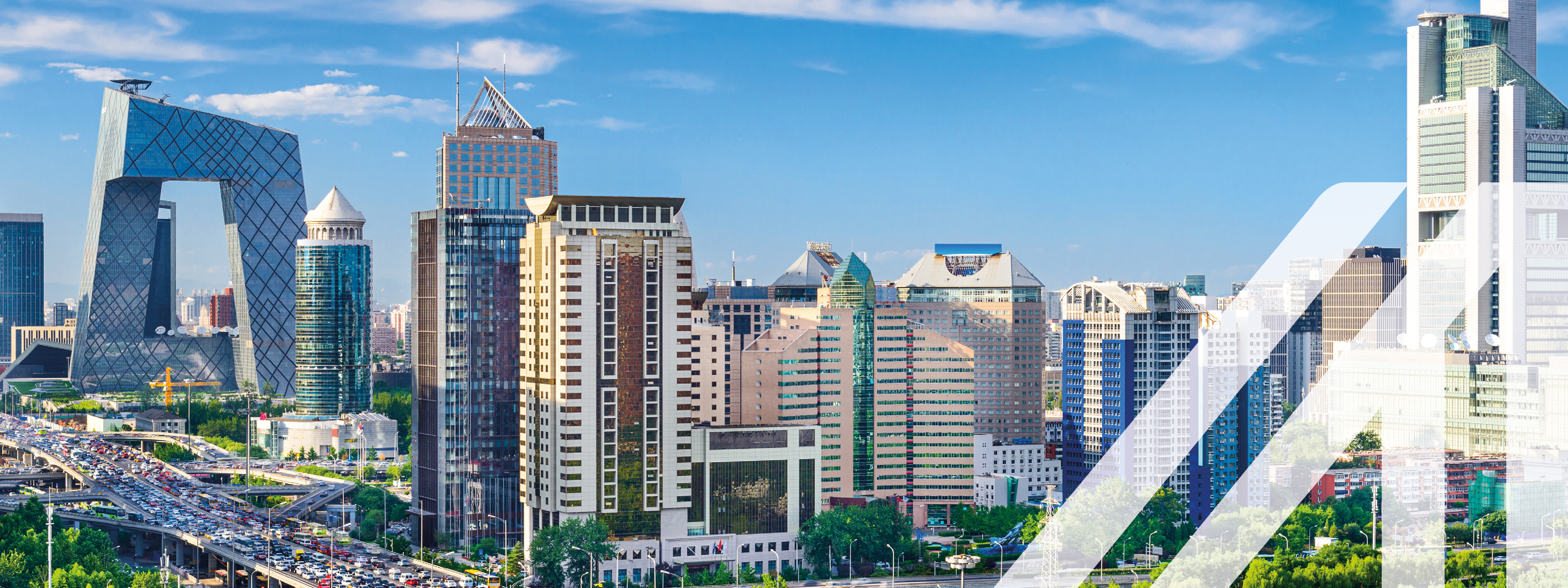Blick auf die Skyline von Peking, Hauptstadt von China, mit vielen modernen Gebäuden, ganz links befindet sich das China Central Television Headquarter, die Sendezentrale des staatlichen Fernsehens China.