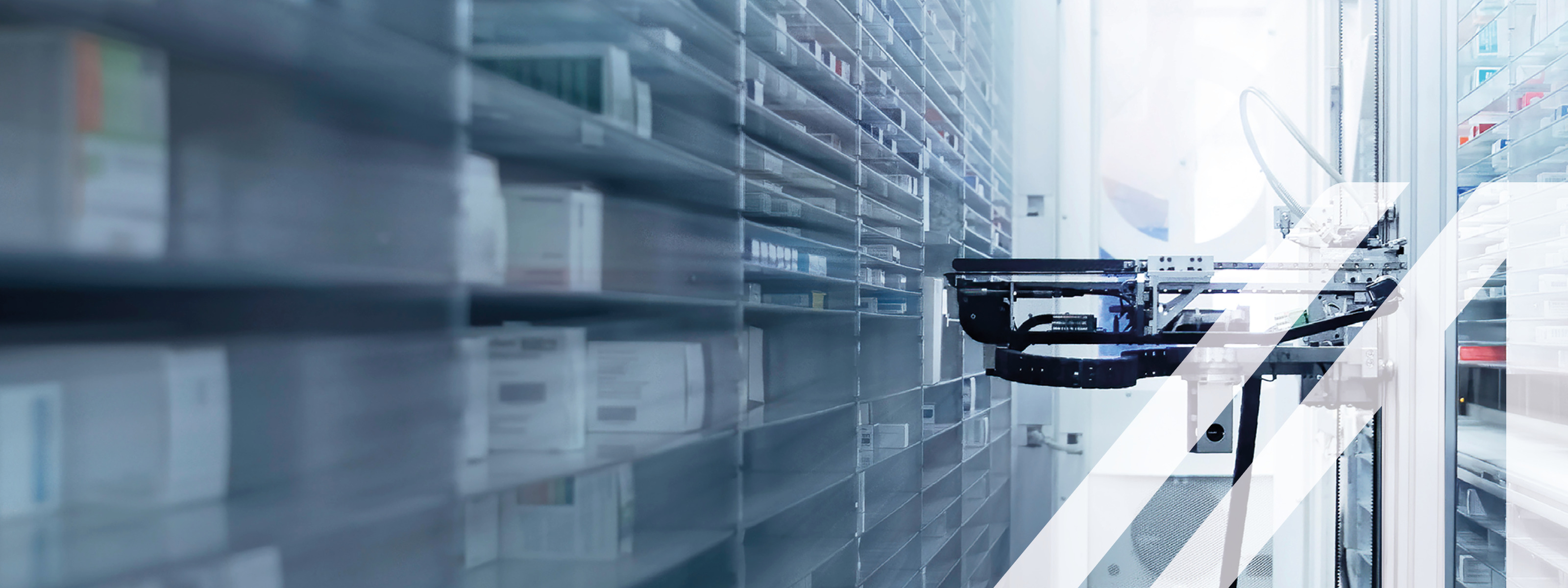 Moderner Apothekenlagerraum, Roboterhände ordnen und lagern Medikamente in einer Apotheke.