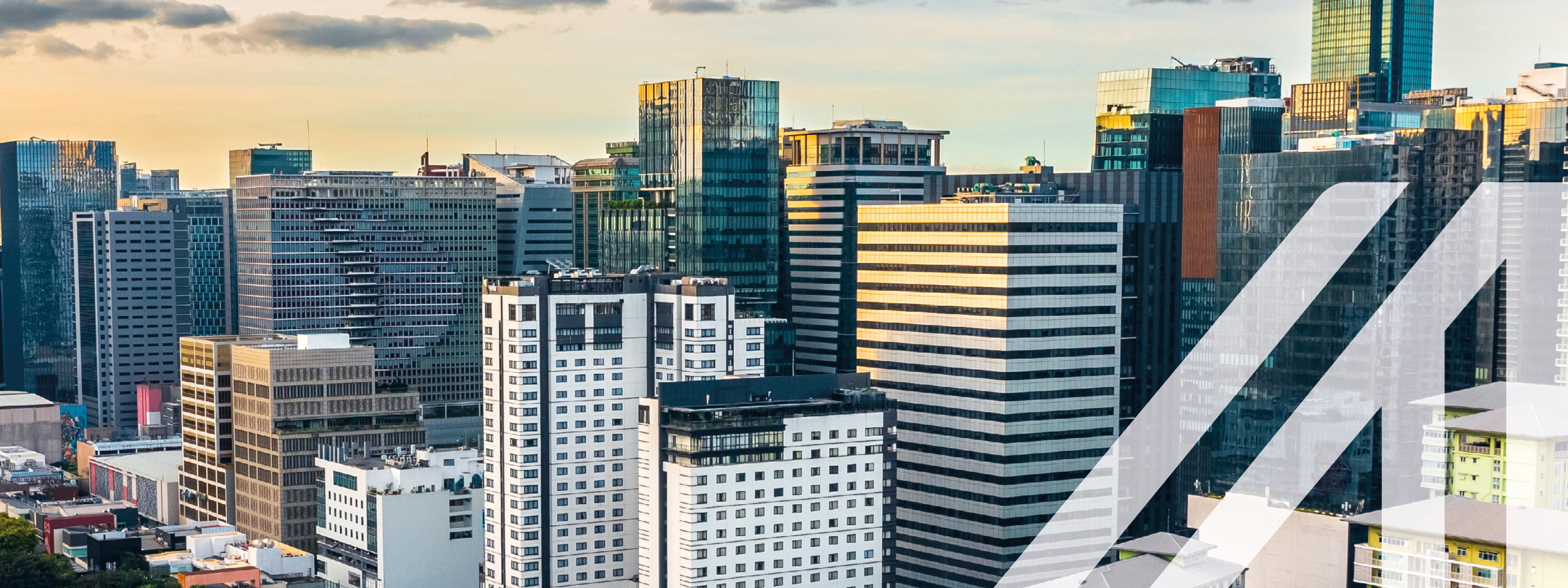 Panoramablick auf Bonifacio Global City, Finanzdistrikt in Taguig in Manila auf den Philippinen, moderne Wolkenkratzer