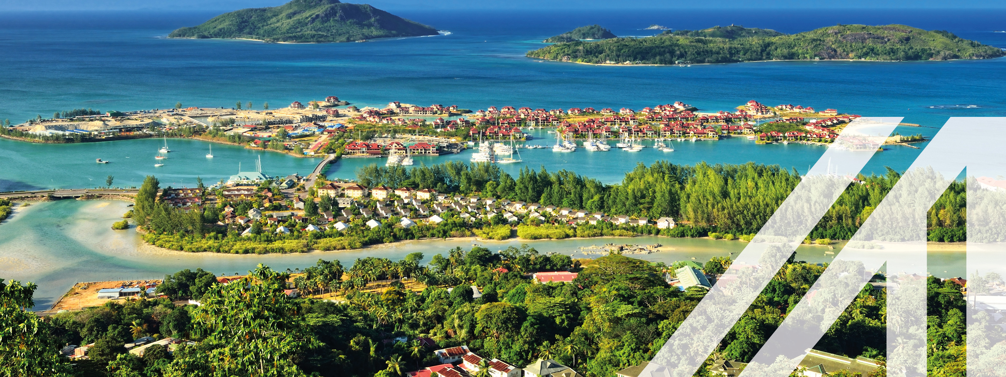 Blick auf die Hauptstadt der Seychellen, Victoria, mit Ozean im Hintergrund