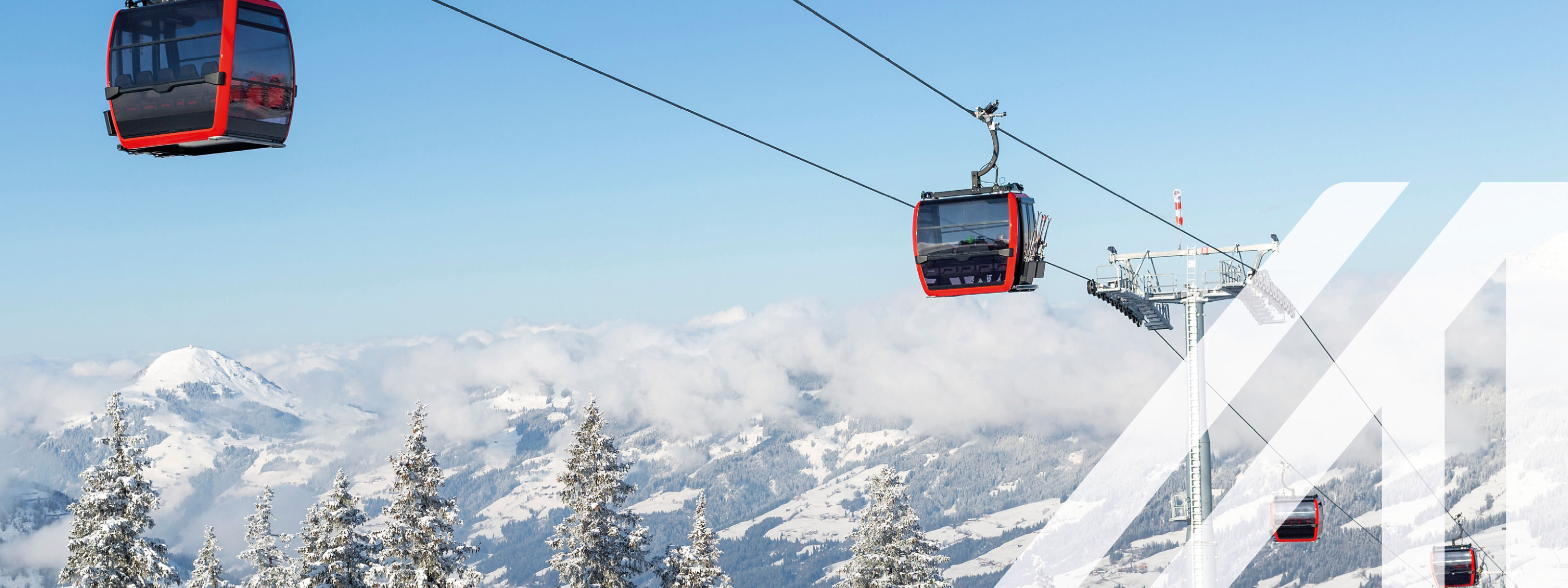 Moderne Skigondel in einem österreichischen Skigebiet an einem verschneiten Wintertag.