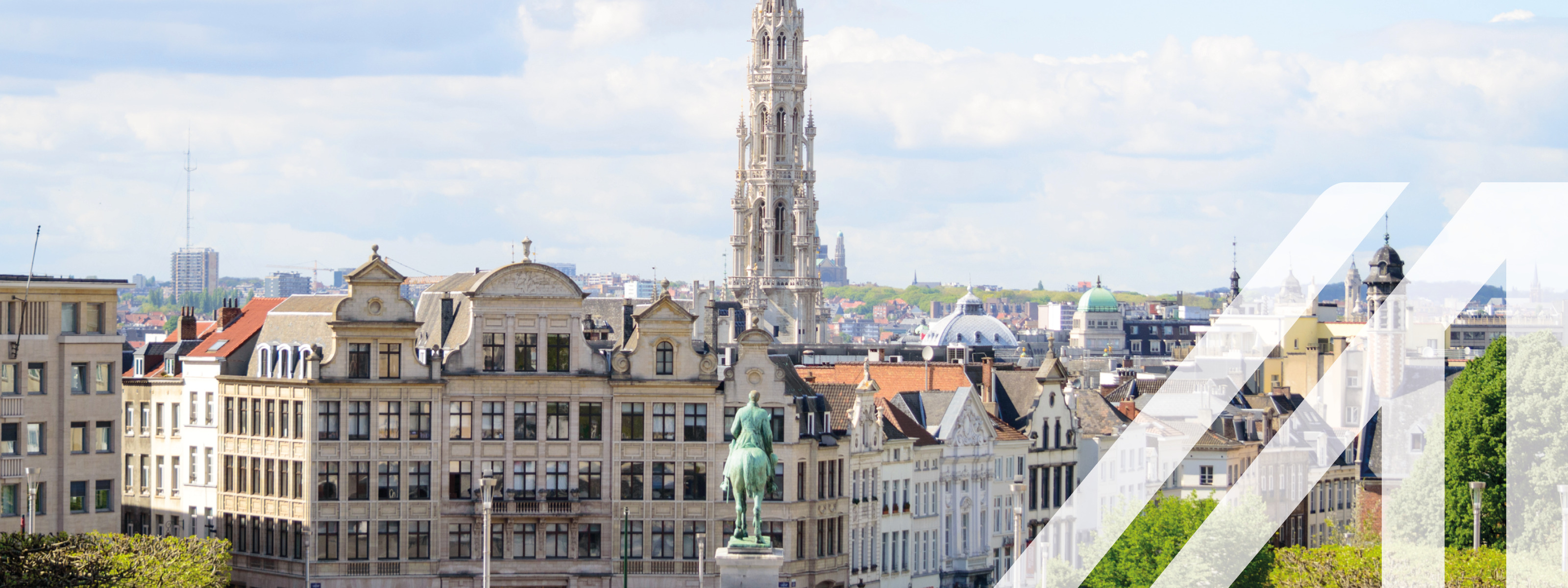 Stadtansicht von Brüssel mit einem historischen Turm im Zentrum, rund um die alten Häuser und das Reiterstandbild ist ein Park angelegt. Über das Bild wurde ein weißes Austria A gelegt.