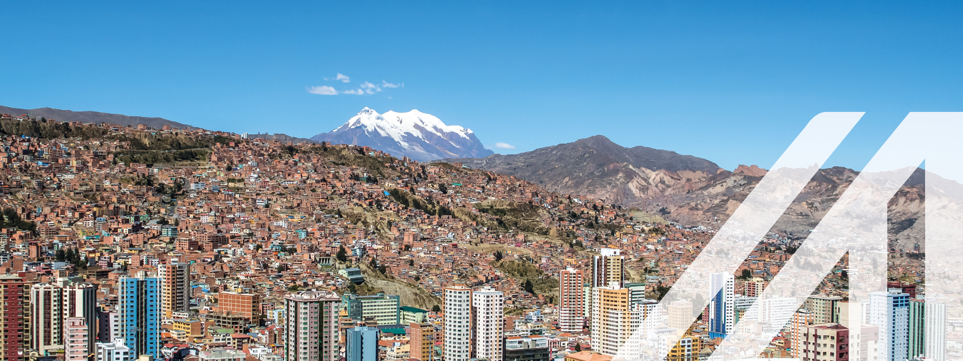 Luftaufnahme von La Paz mit Illimani-Berg im Hintergrund, Wolkenkratzer im Vordergrund in der Hauptstadt von Bolivien
