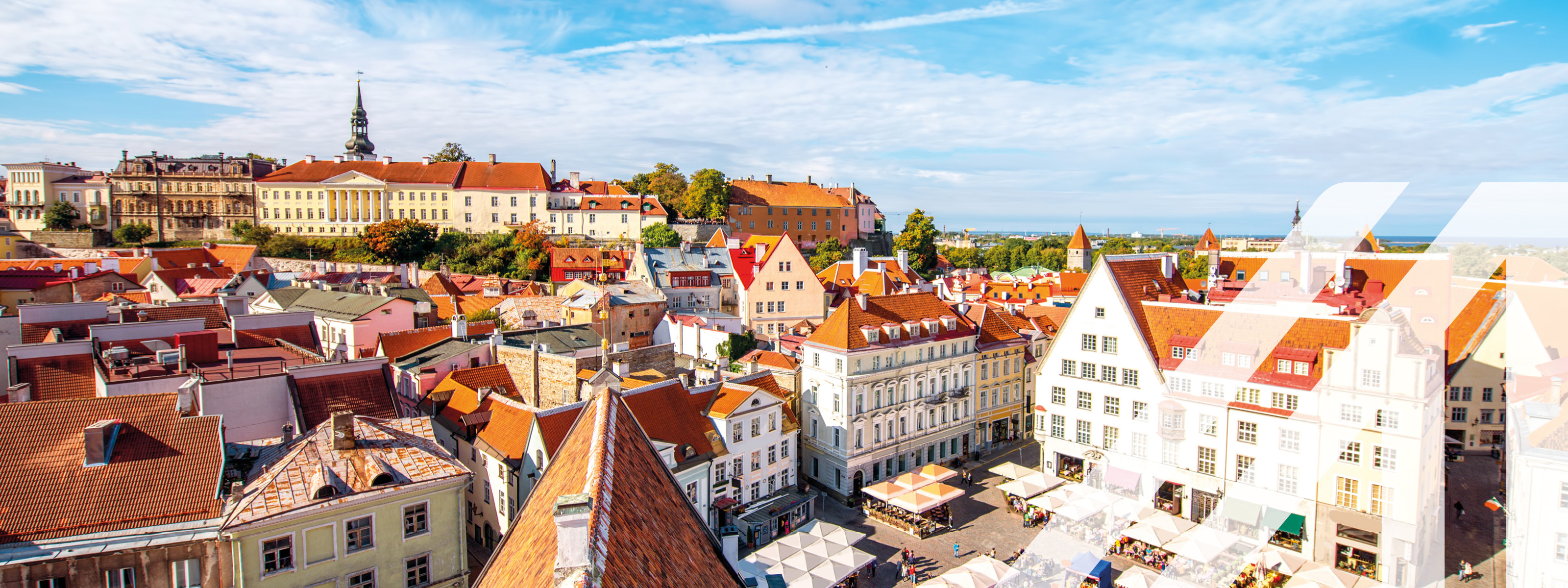 Luftaufnahme der Altstadt mit dem zentralen Platz in Tallin, Estland. Weiße Häuser mit roten Dächern unter blauem Himmel und einigen Wolken. Über das Bild wurde ein weißes Austria A gelegt.