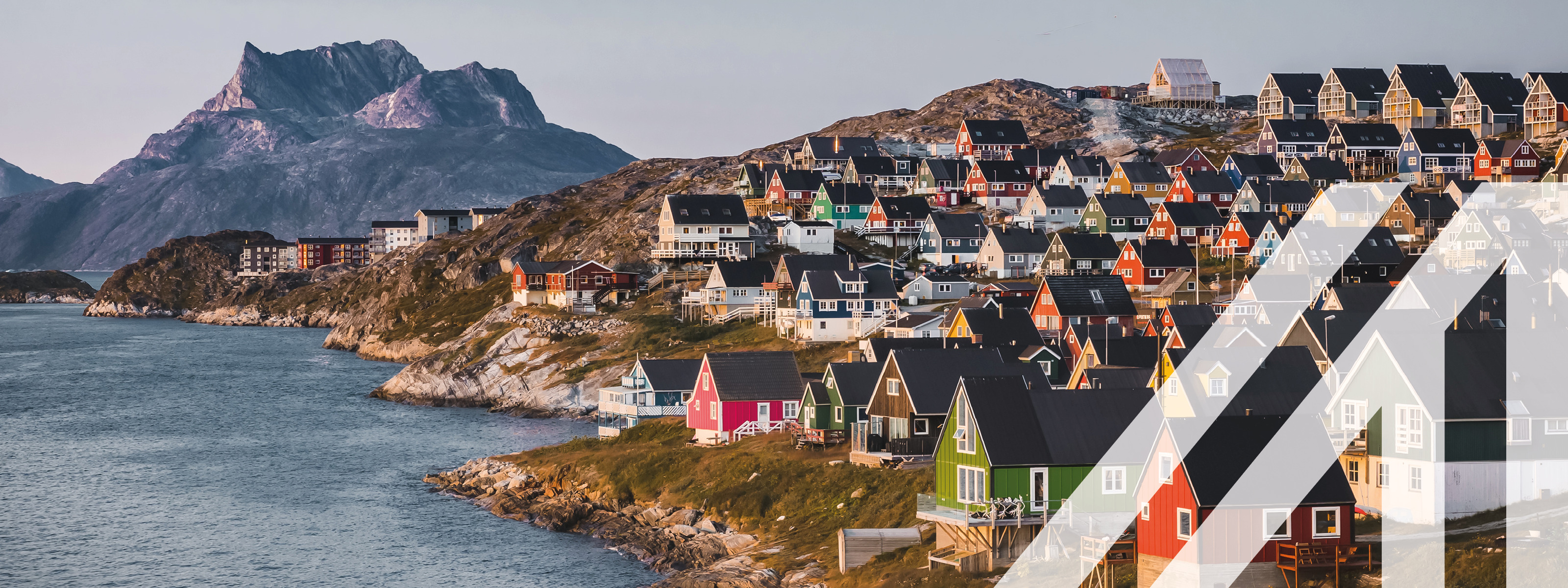 Stadtansicht von Nuuk: Hauptstadt von Grönland mit vielen bunten Häusern in myggedalen. Berg Sermitsiaq im Hintergrund.