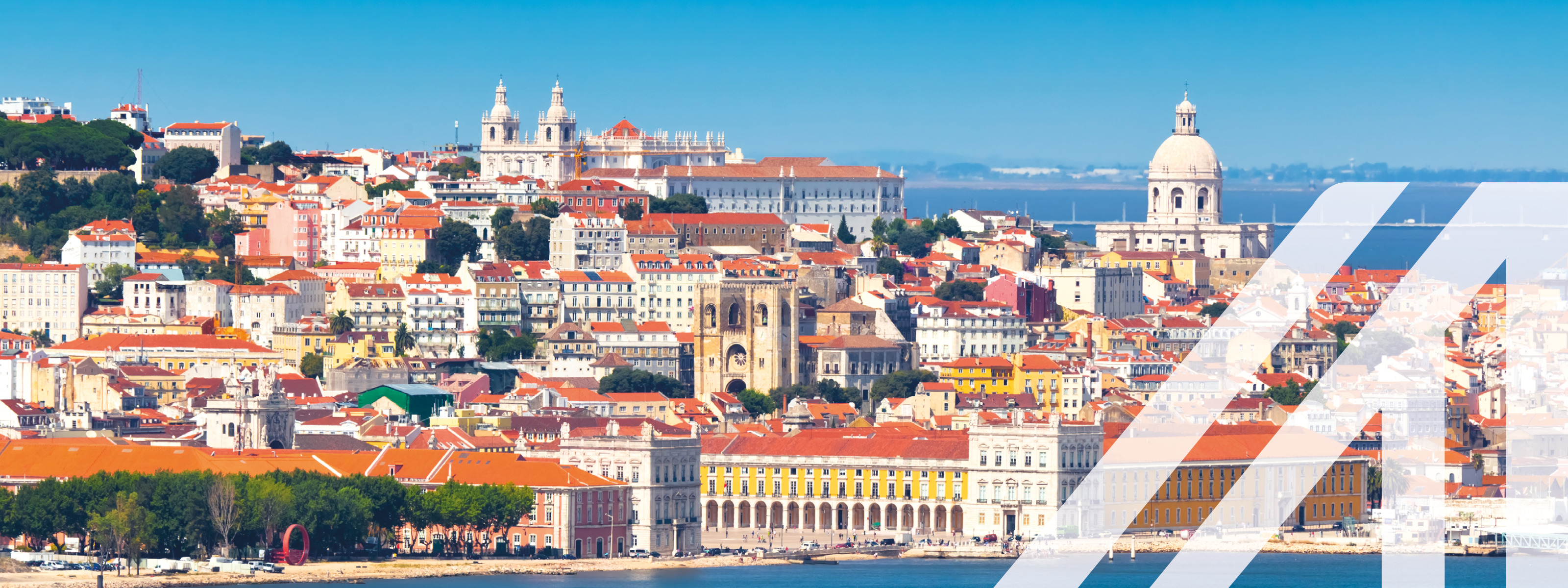 Panorama von Lissabon mit vielen historischen Gebäuden, Kirchen, weißen Häusern und roten Dächern unter blauem Himmel, am Wasser gelegen. 