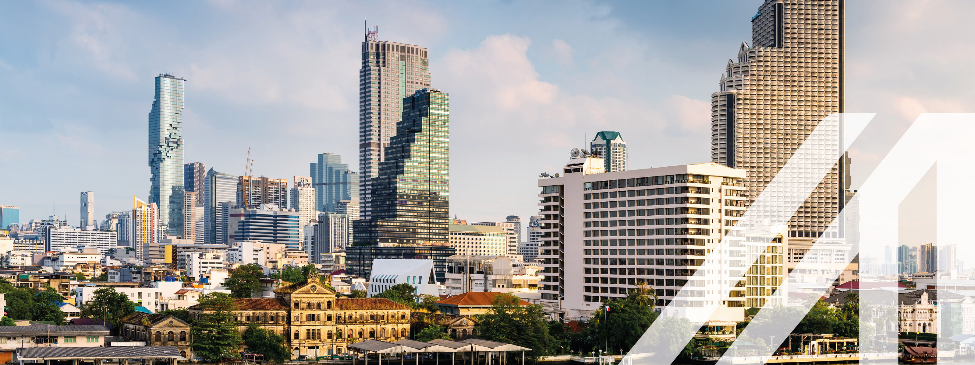 Business Downtown und Financial Center von Bangkok, Hauptstadt von Thailand. Moderne Hochhäuser und historische Gebäude
