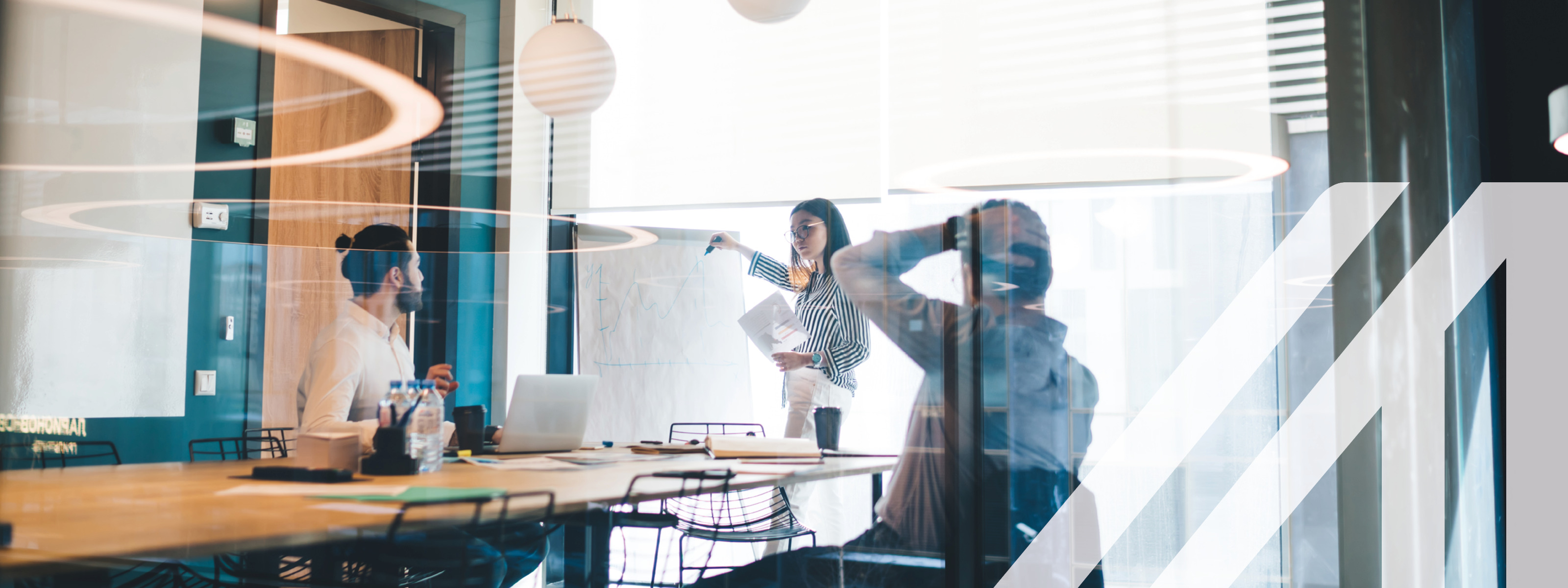 Geschäftsleute arbeiten mit Whiteboard und Dokumenten im Konferenzraum.