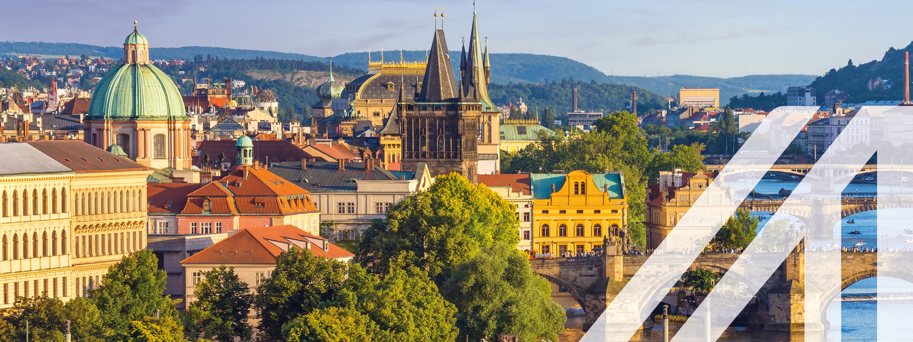Blick auf die Prager Altstadt mit vielen historischen Gebäuden, rechts im Bild sieht man  die Moldau mit vielen Brücken, darunter die Karlsbrücke<br />
