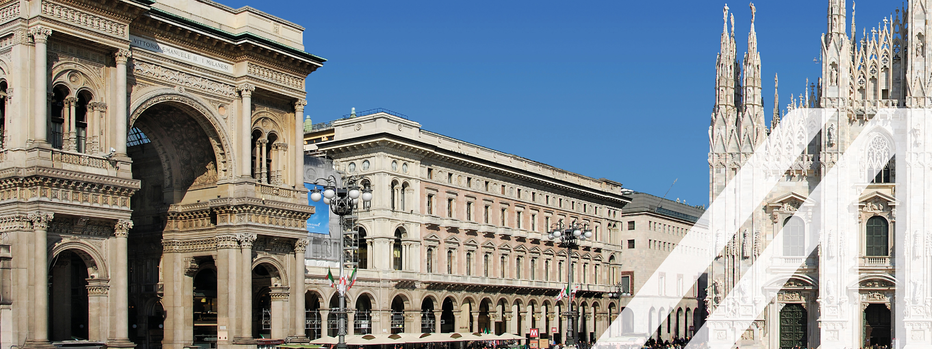 Stadtansicht von Mailand:  Panorama der belebten Piazza del Duomo in Mailand mit dem berühmten Mailänder Dom.  Über das Bild wurde ein weißes Austria A gelegt.