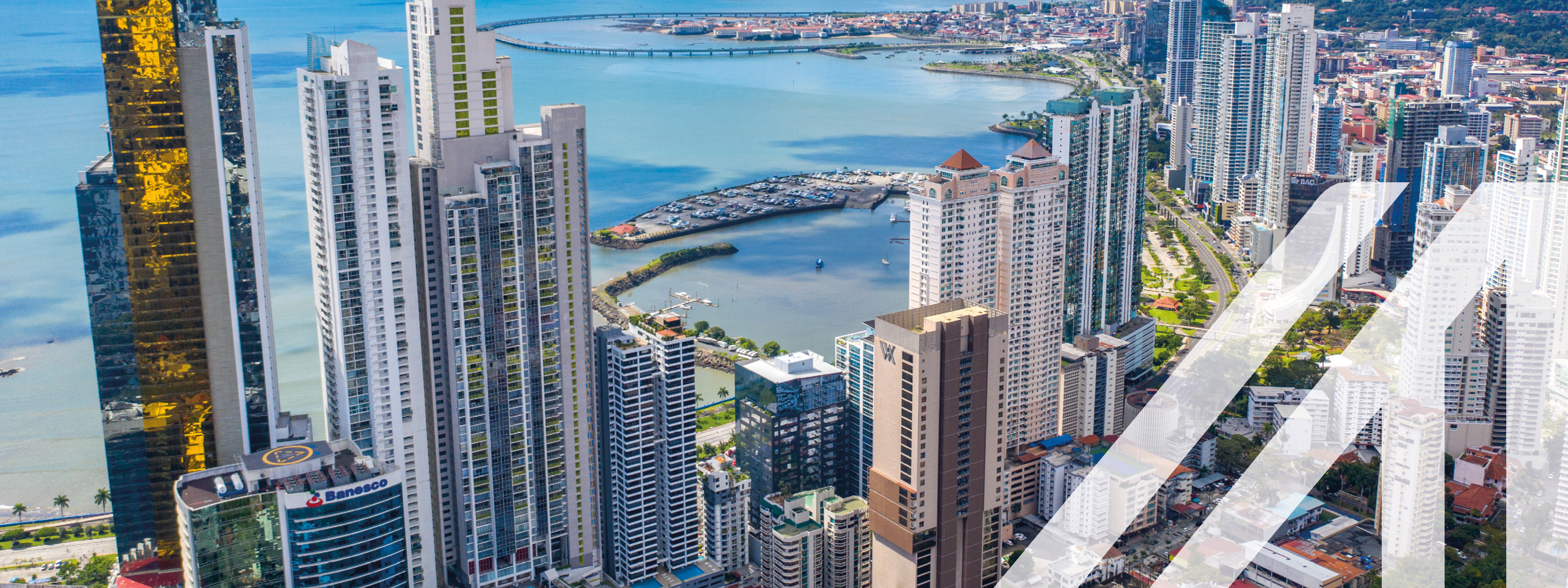 Blick auf Panama City mit vielen modernen Hochhäusern, gelegen am Pazifik, blauer Himmel mit Wolken im Hintergrund