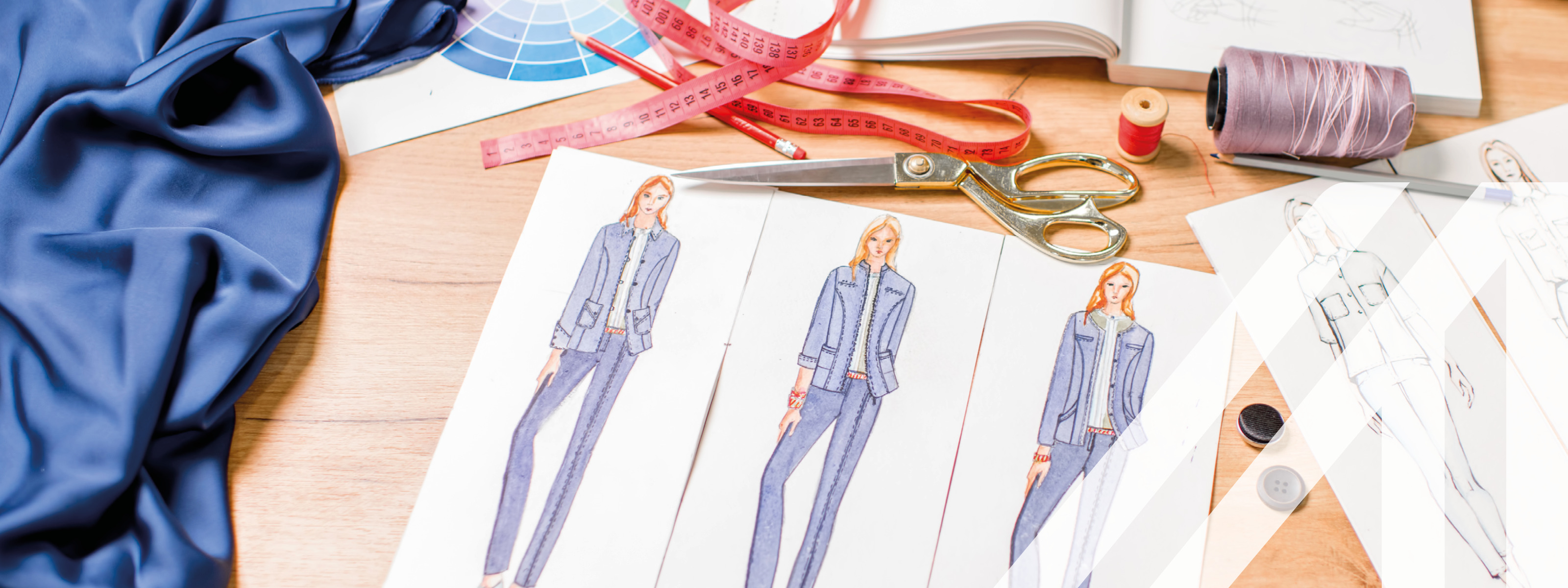 Blick auf den Tisch in einem Schneideratelier mit Modezeichnungen, Entwürfen und Schneiderwerkzeugen