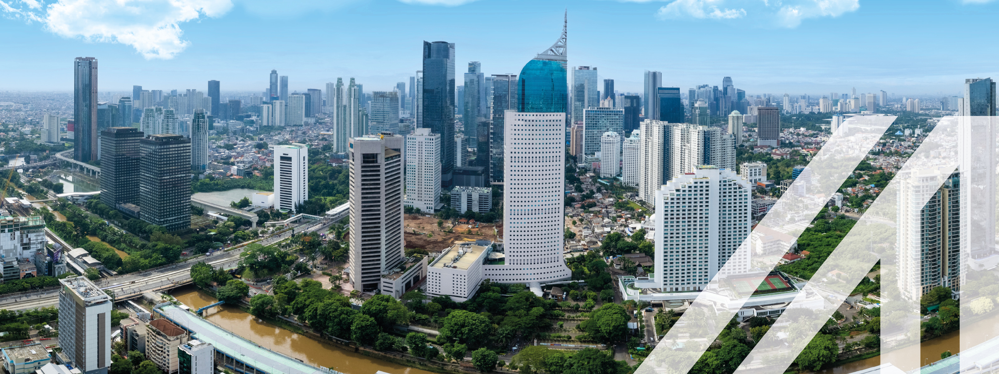 Panoramablick auf Jakarta, die Hauptstadt von Indonesien., mit vielen Wolkenkratzern und befahrenen Straßen, ein Fluss mit Bäumen am Ufer schlängelt sich durch die Stadt. Über das Bild wurde ein weißes Austria A gelegt.