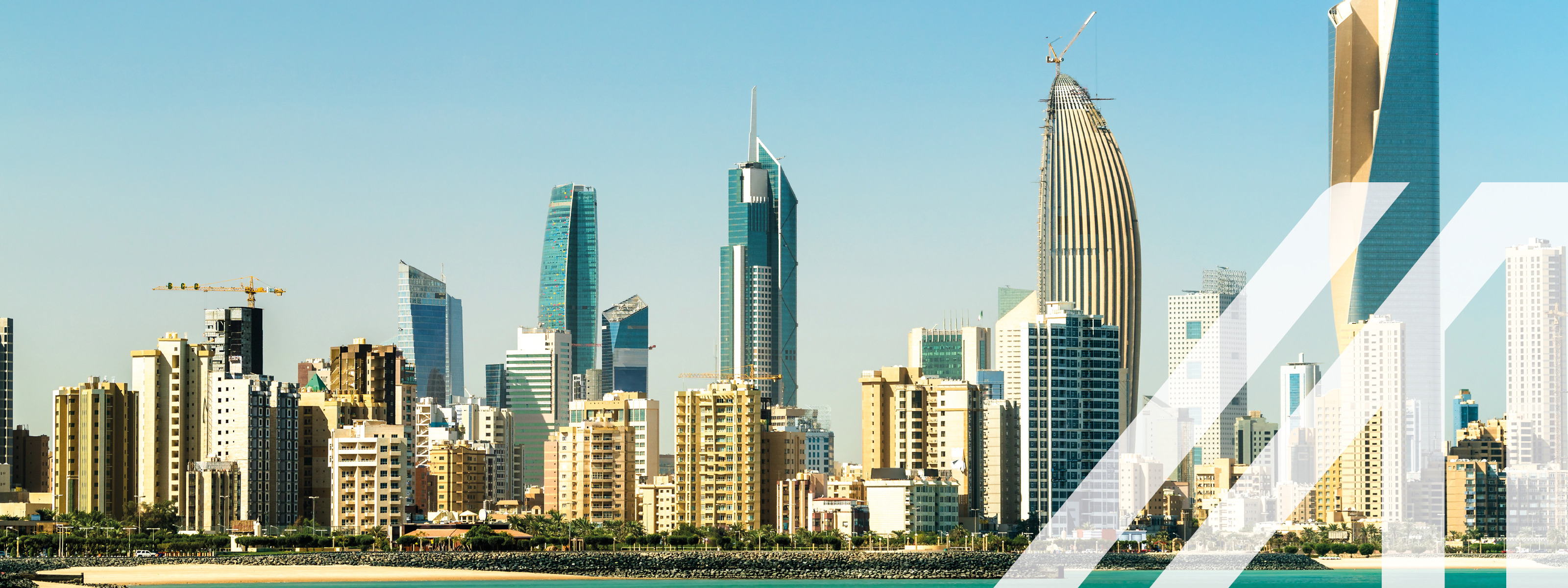 Panoramablick auf Kuwait Stadt mit zahlreichen modernen Wolkenkratzern im Persischen Golf