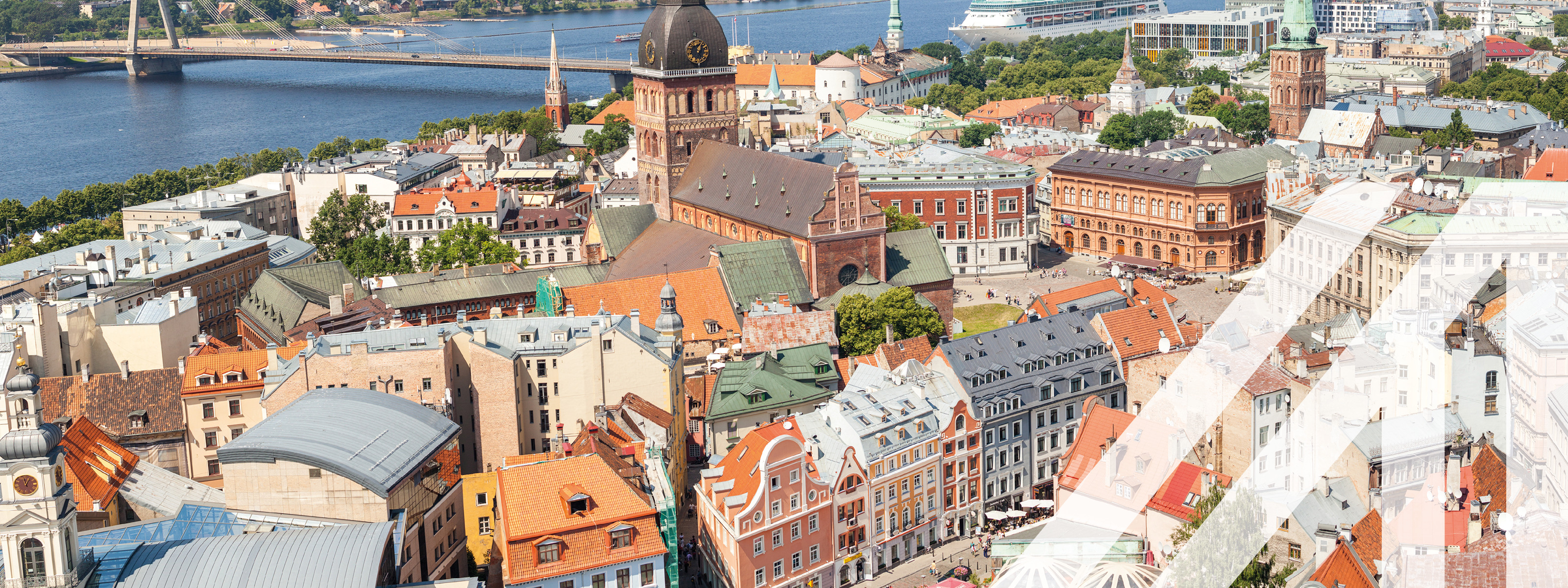 Blick über die Hauptstadt von Lettland, Riga, mit Brücke und Kirche