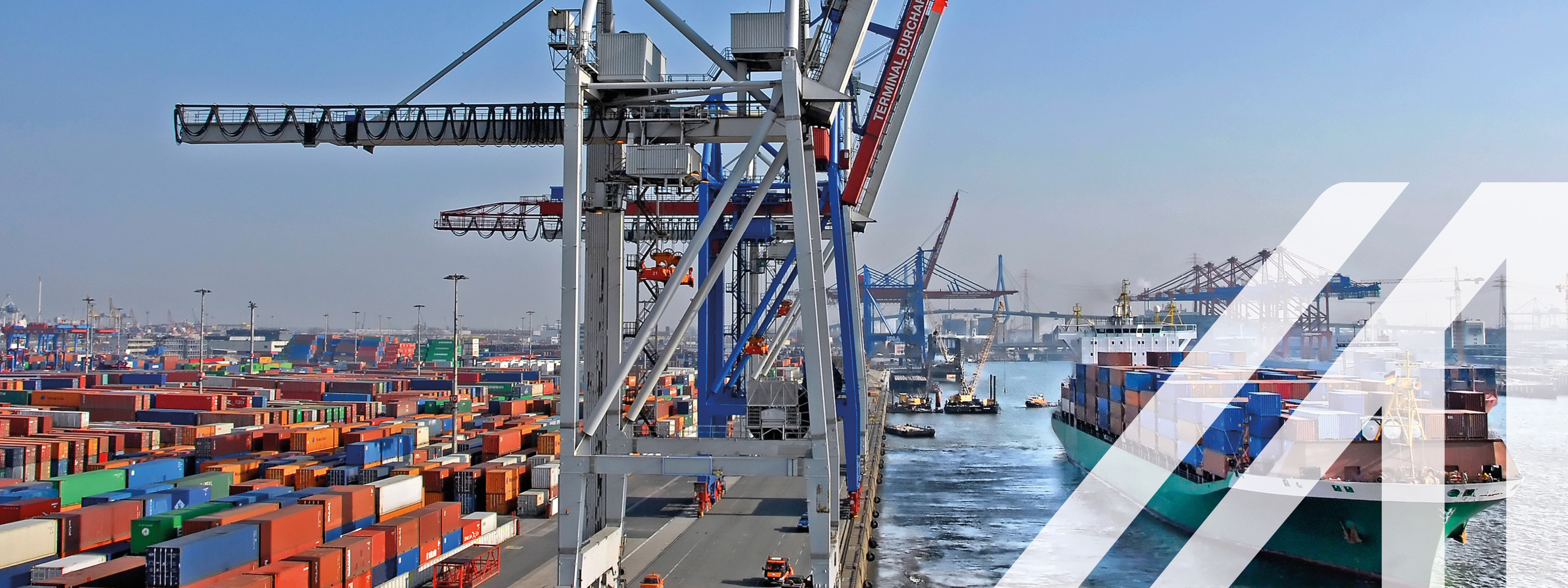 Container Terminal einer Werft, bunte Container und Frachtschiff im Wasser