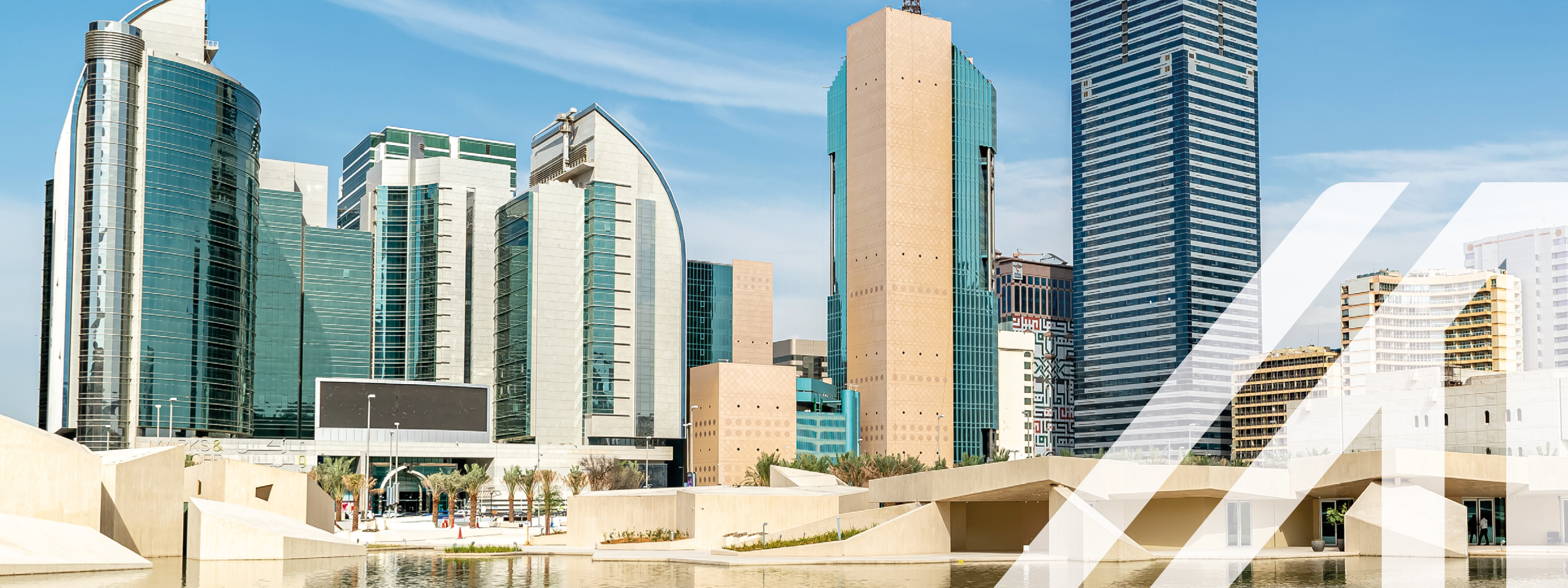 Stadtansicht Abu Dhabi: Panoramablick auf die modernen Wolkenkratzer am Wasser gelegen. 