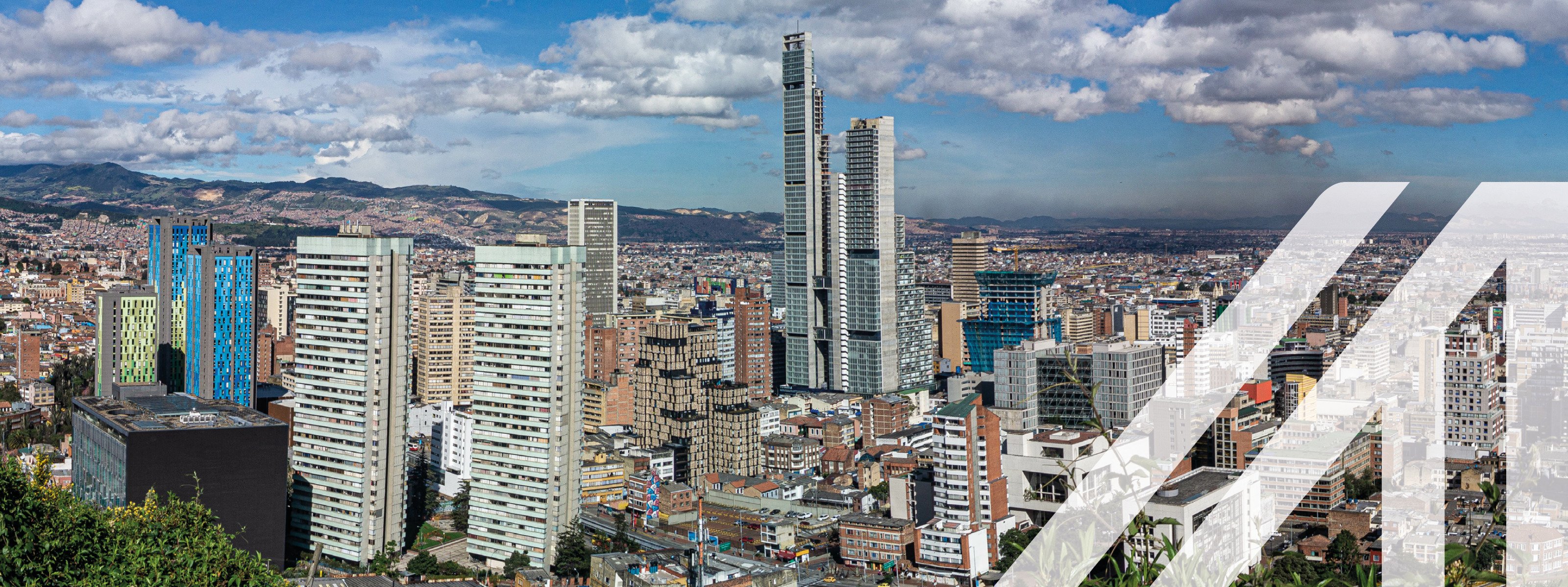 Stadtansicht von Bogota: Blick von oben auf die moderne Stadt von Bogota in Kolumbien mit bunten Wolkenkratzern, blauer Himmel mit Wolken