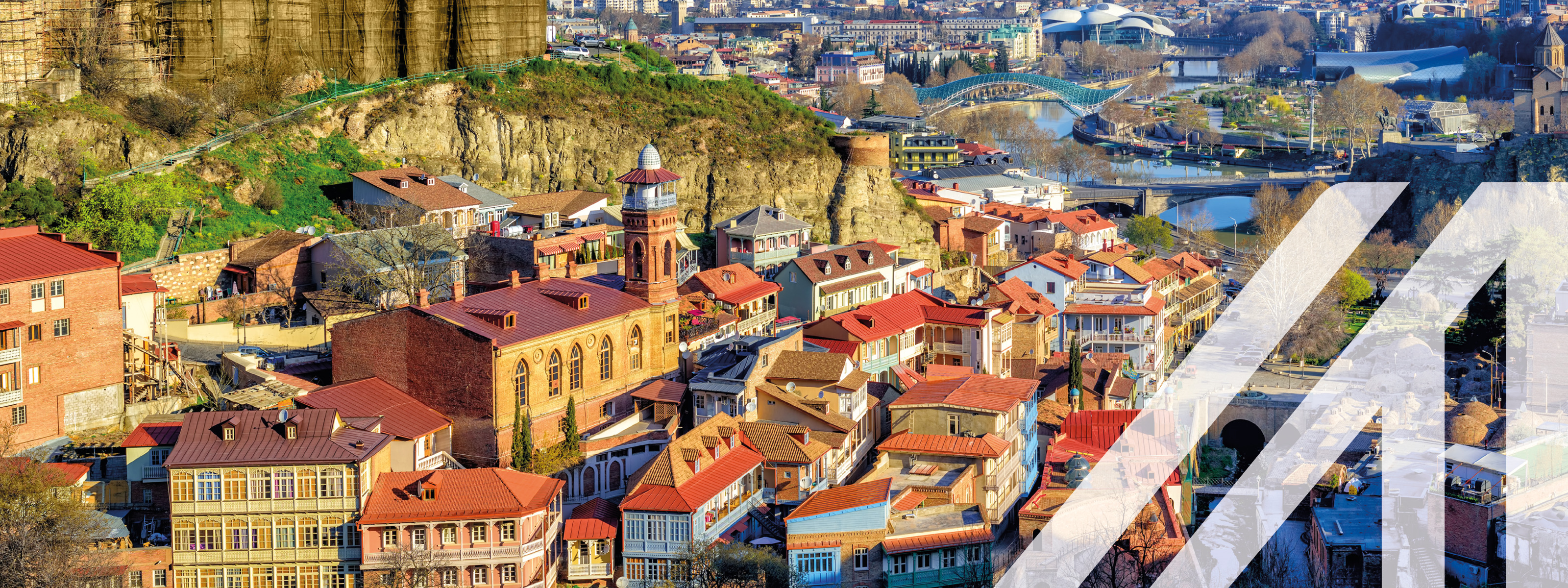 Blick auf die Altstadt mit historischen Häusern von Tiflis in Georgien. Links im Bild sieht man über der Altstadt die alte Festung Nariqala