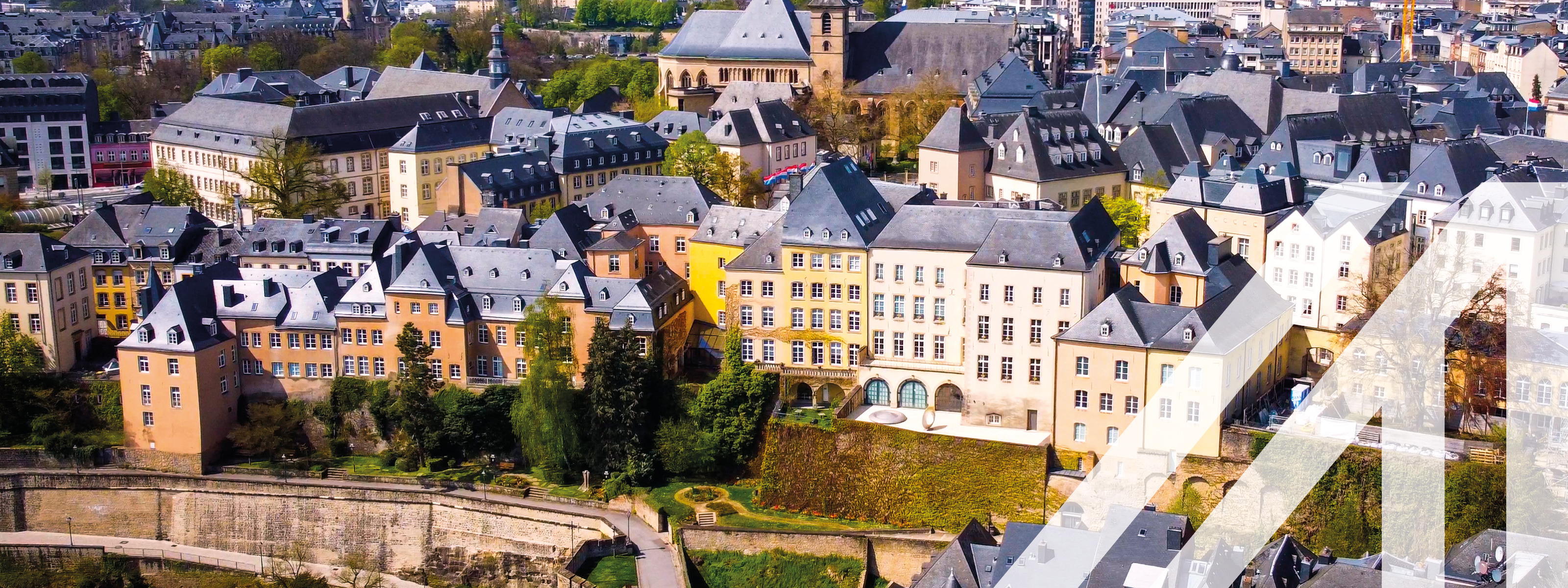 Blick von oben auf die historischen Gebäude in der Stadt Luxemburg, in der Mitte erkennt man eine Kirche <br />
