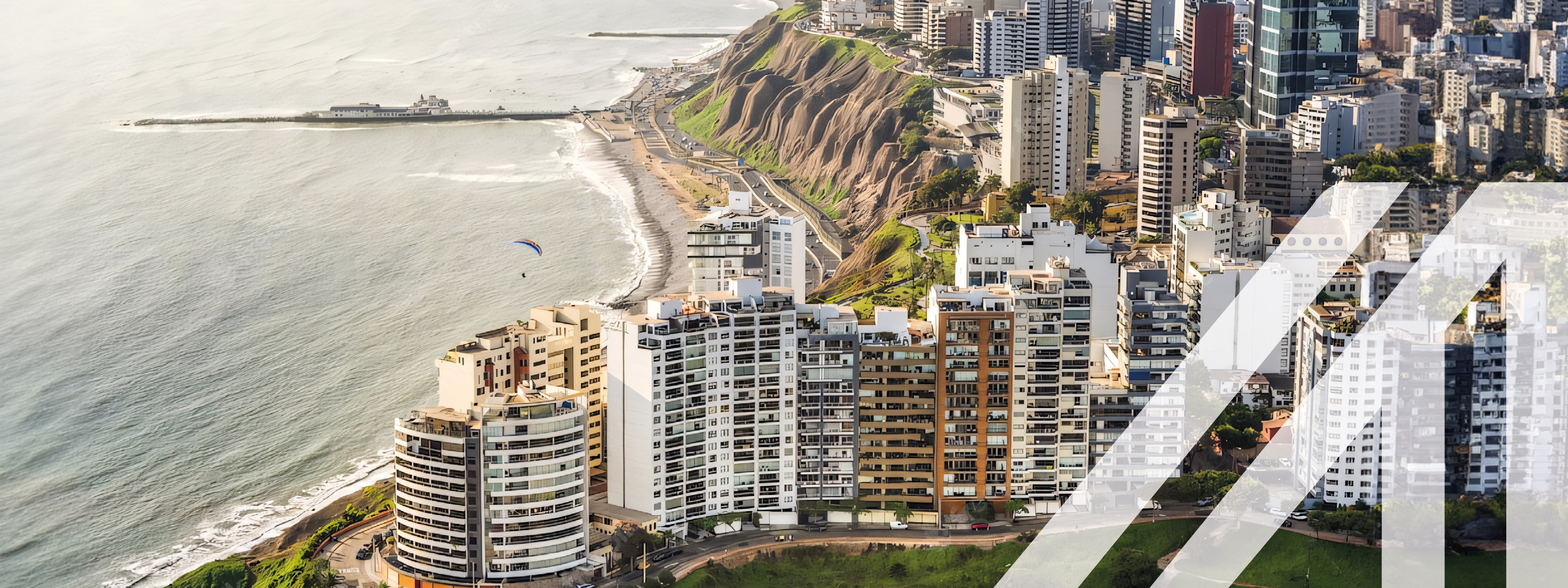 Luftaufnahme der Malecon-Klippe von Miraflores in Lima, Peru, moderne Wolkenkratzer gelegen am Pazifik. Über das Bild wurde ein weißes Austria A gelegt.