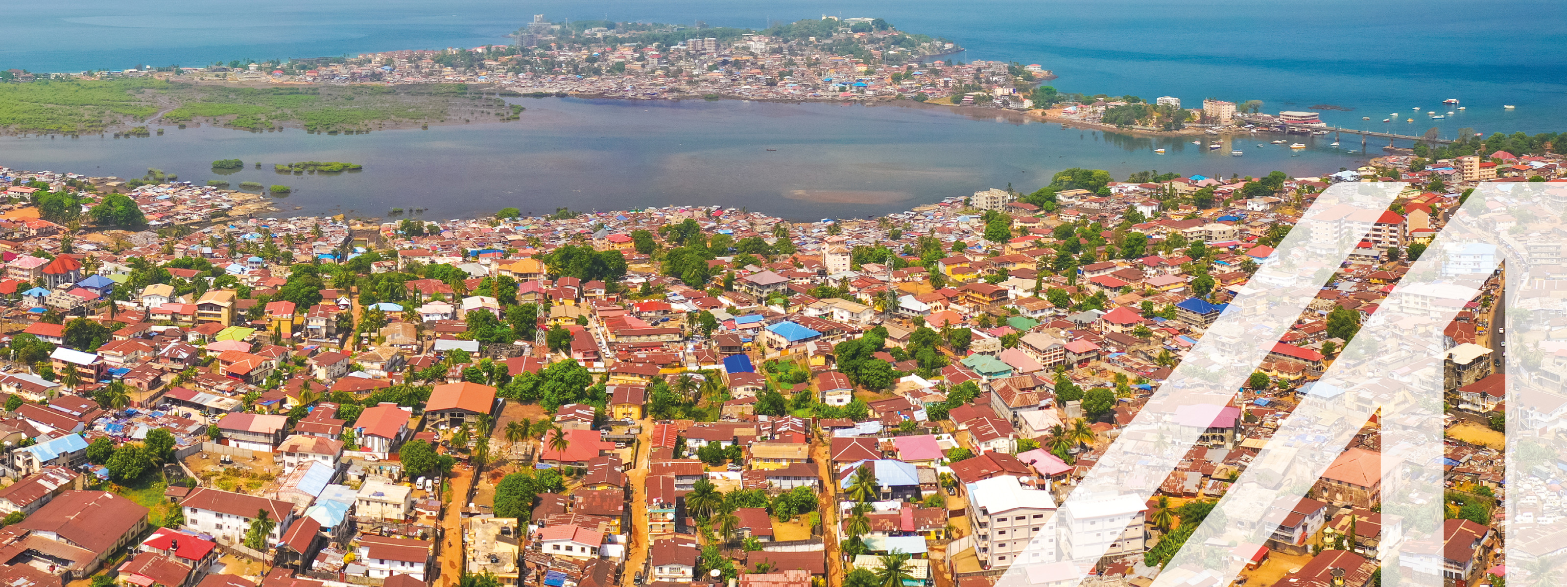 Blick auf die Hauptstadt von Sierra Leone, Freetown, Meer im Hintergrund