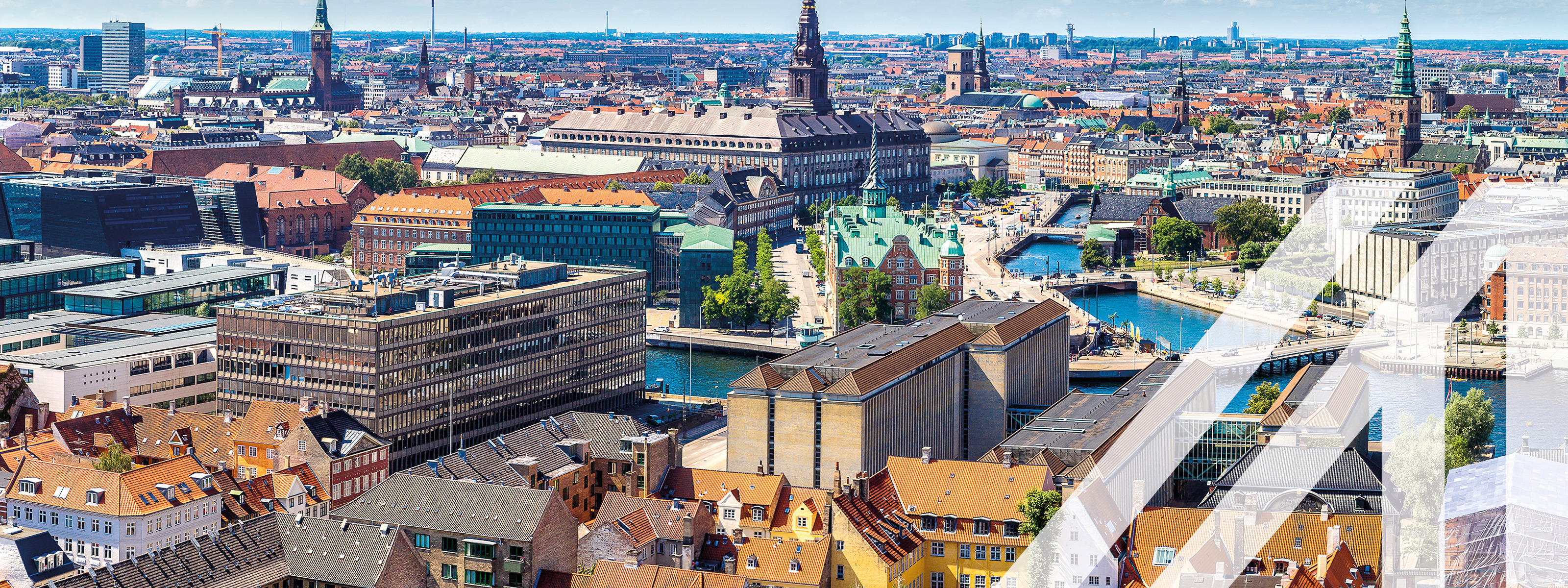 Blick auf Kopenhagen, Hauptstadt von Dänemark, mit vielen historischen Gebäuden und Türmen. Durch die Stadt schlängelt sich der Öresund