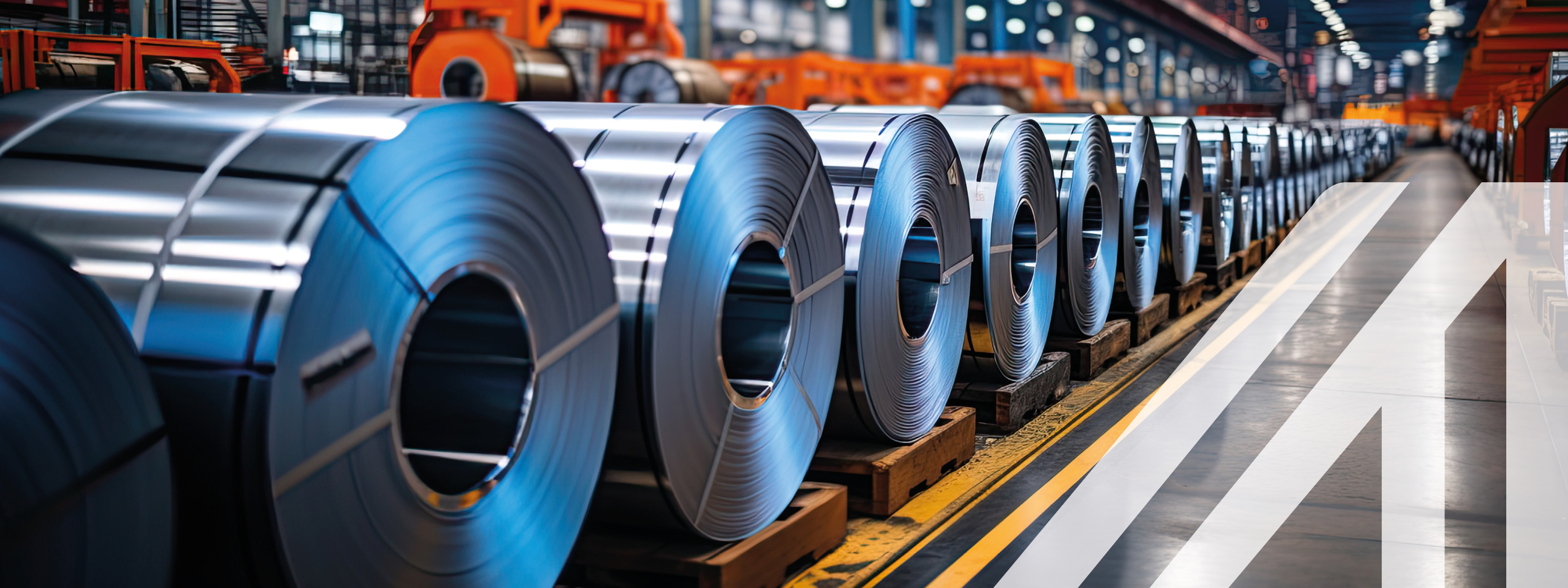 Rollen aus verzinktem Stahlblech in einer Fabrik oder Lager