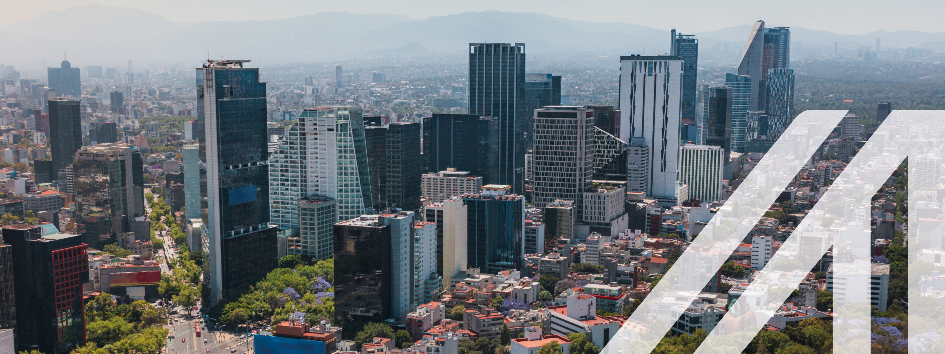 Blick auf die moderne Stadt von Mexiko City mit vielen Wolkenkratzern