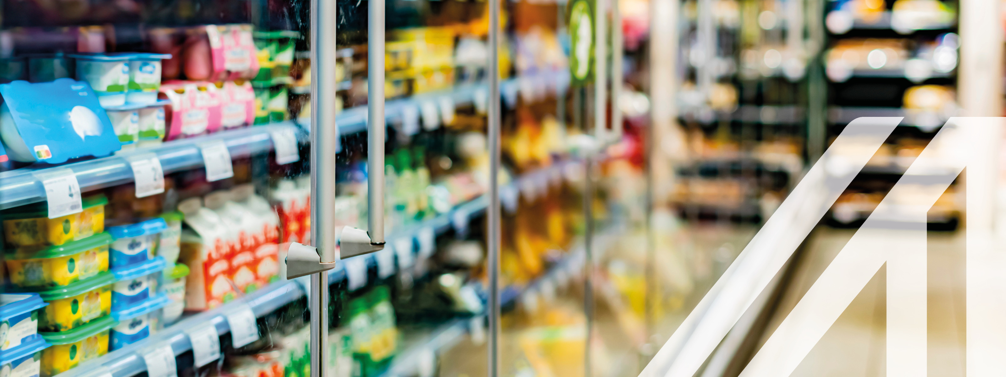 Einsortierte Lebensmittel in einem gewerblichen Kühlschrank eines Supermarktes