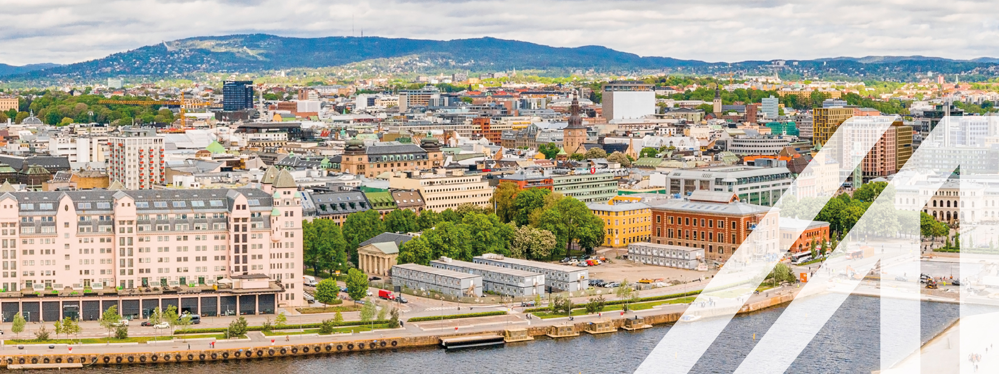 Stadtansicht Oslo: Blick auf die Oper und das neue Business quarter, moderne und historische Gebäude am Wasser gelegen