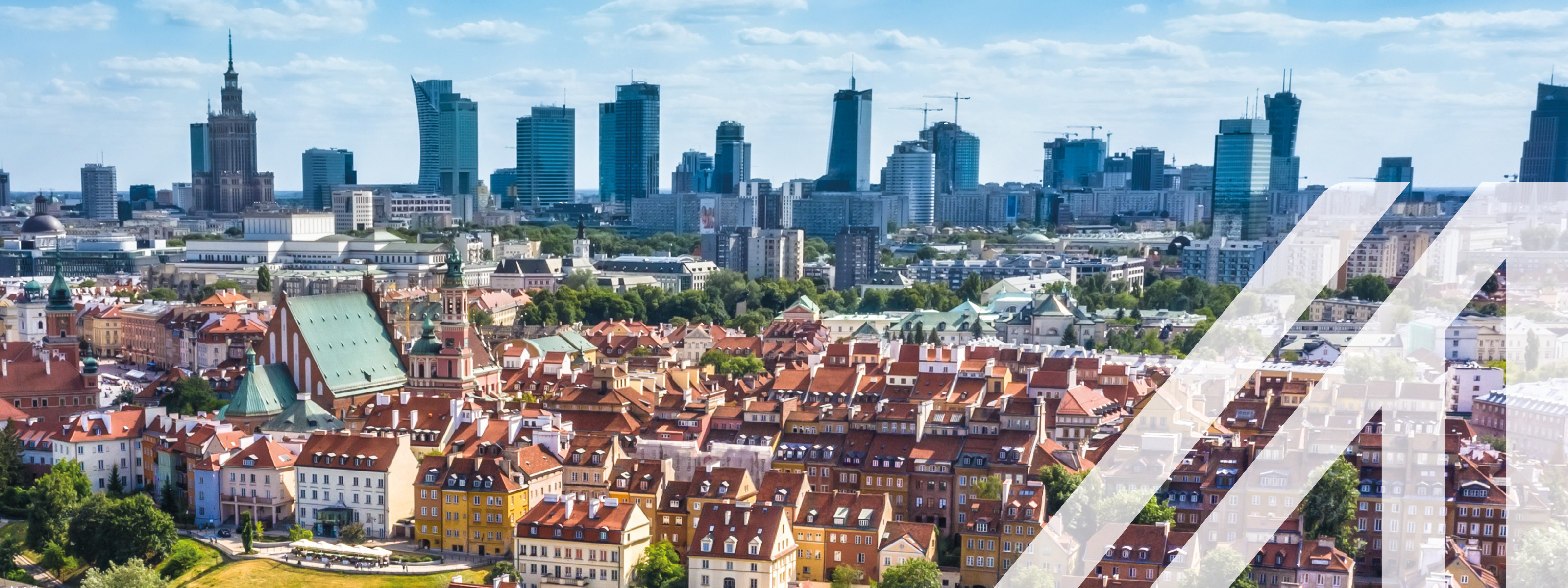Panoramablick auf Warschau mit vielen hellen historischen Häusern und roten Dächern. Im Hintergrund sieht man die Skyline mit vielen modernen Wolkenkratzern