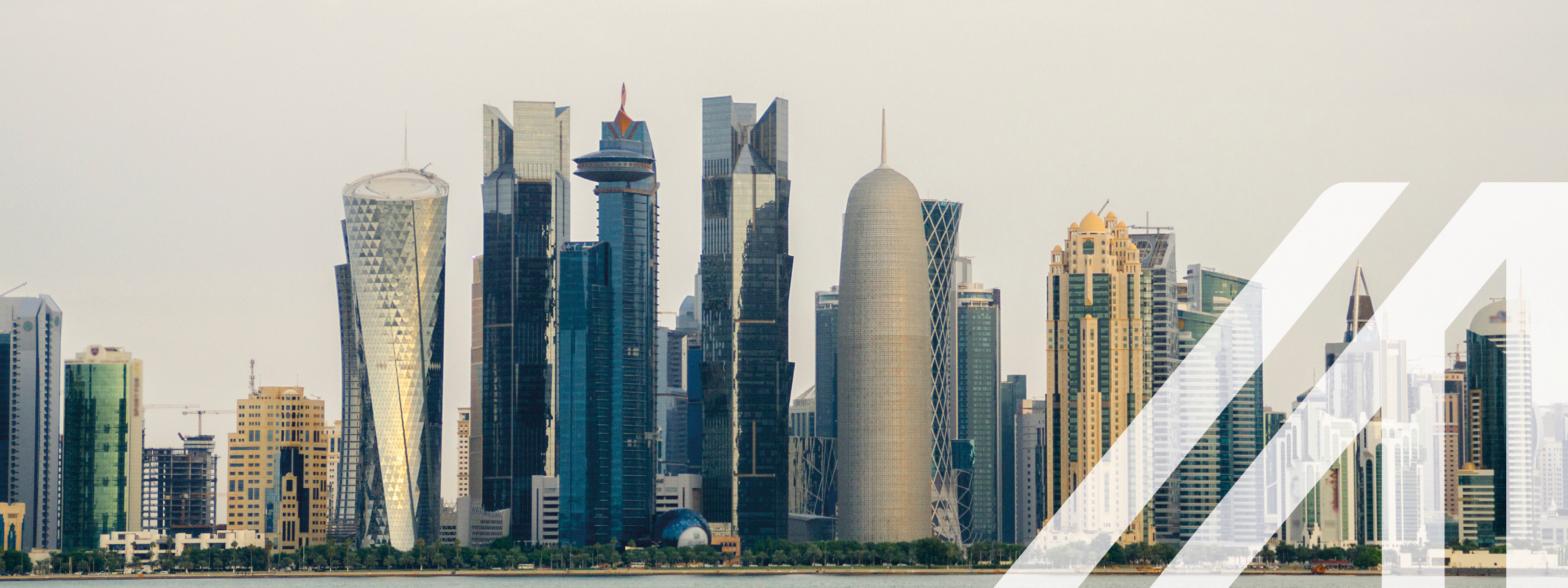 Blick auf die Corniche von Doha in West Bay, mit vielen modernen Wolkenkratzern, wolkenverhangener Himmel
