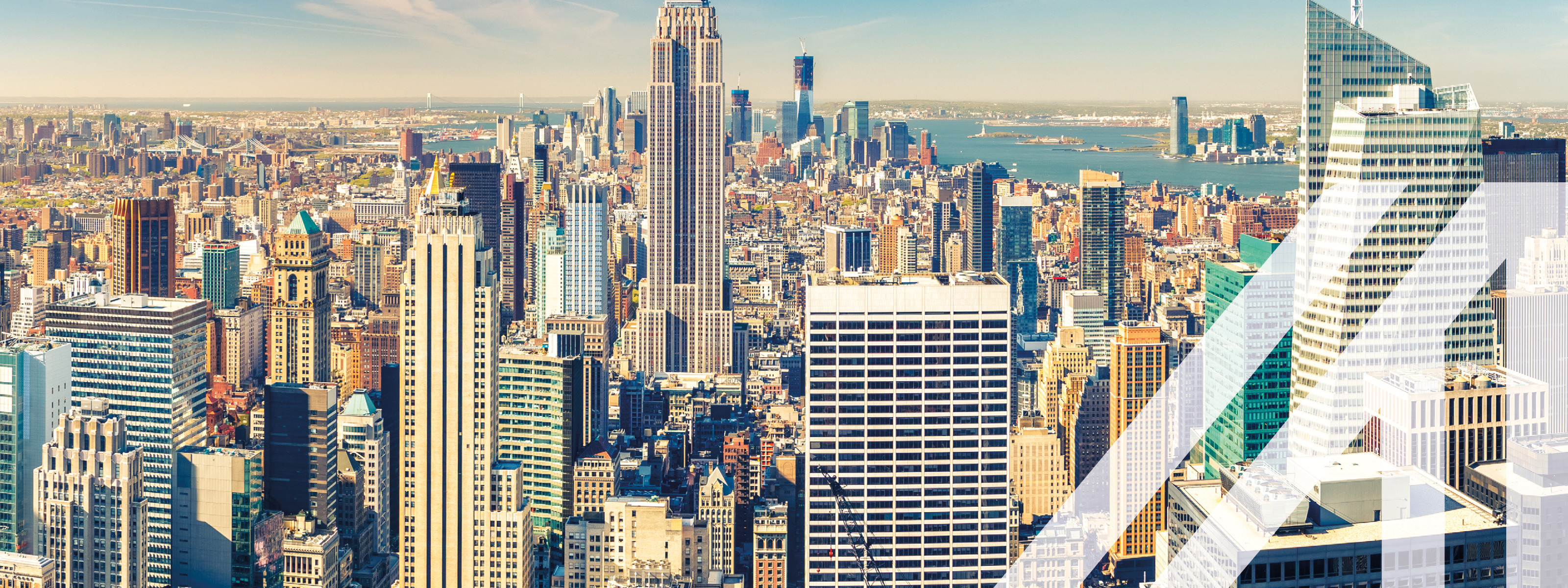 Blick auf die Insel Manhattan mit vielen bekannten Wolkenkratzern, umgeben von Wasser
