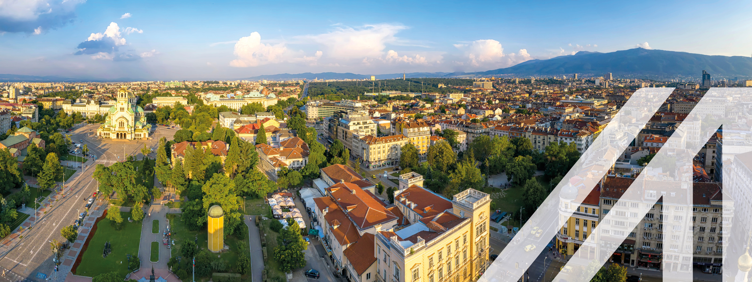 Blick auf   , Hauptstadt von <br />
Panorama des Stadtzentrums von Sofia, links im Bild sieht man die Aleksander Nevski-Kathedrale, Bulgarien<br />

