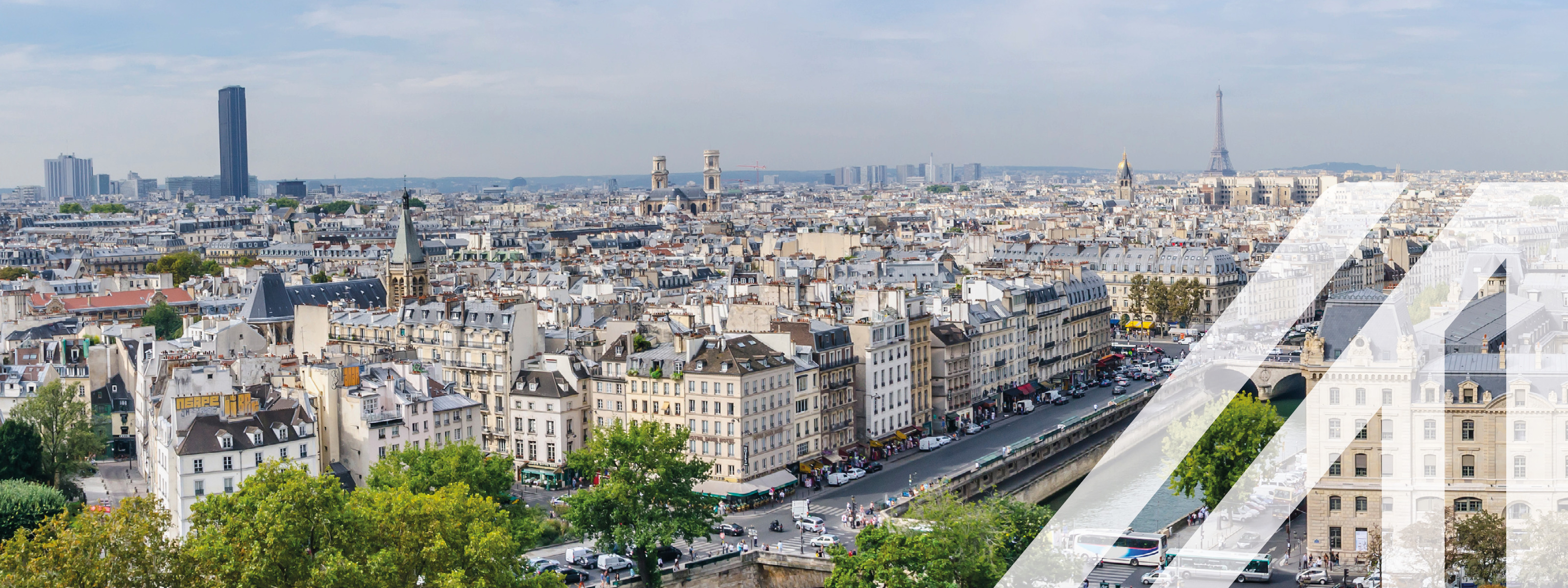 Stadtansicht von Paris: Blick von Notre Dame aus auf das Rathaus und die Seine, dazwischen Bäume. Über das Bild wurde ein weißes Austria A gelegt.