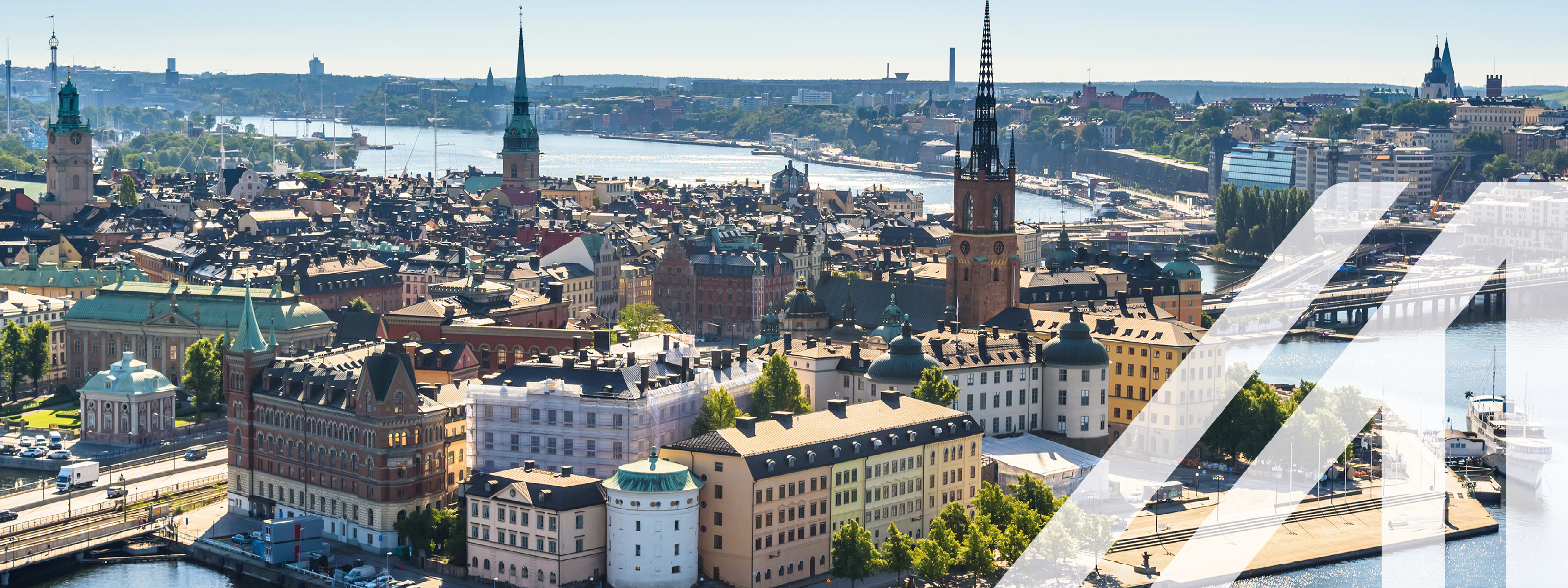 Blick auf die Stockholmer Innenstadt mit schönen Häusern und Türmen, im Hintergrund sieht man Wasser  
