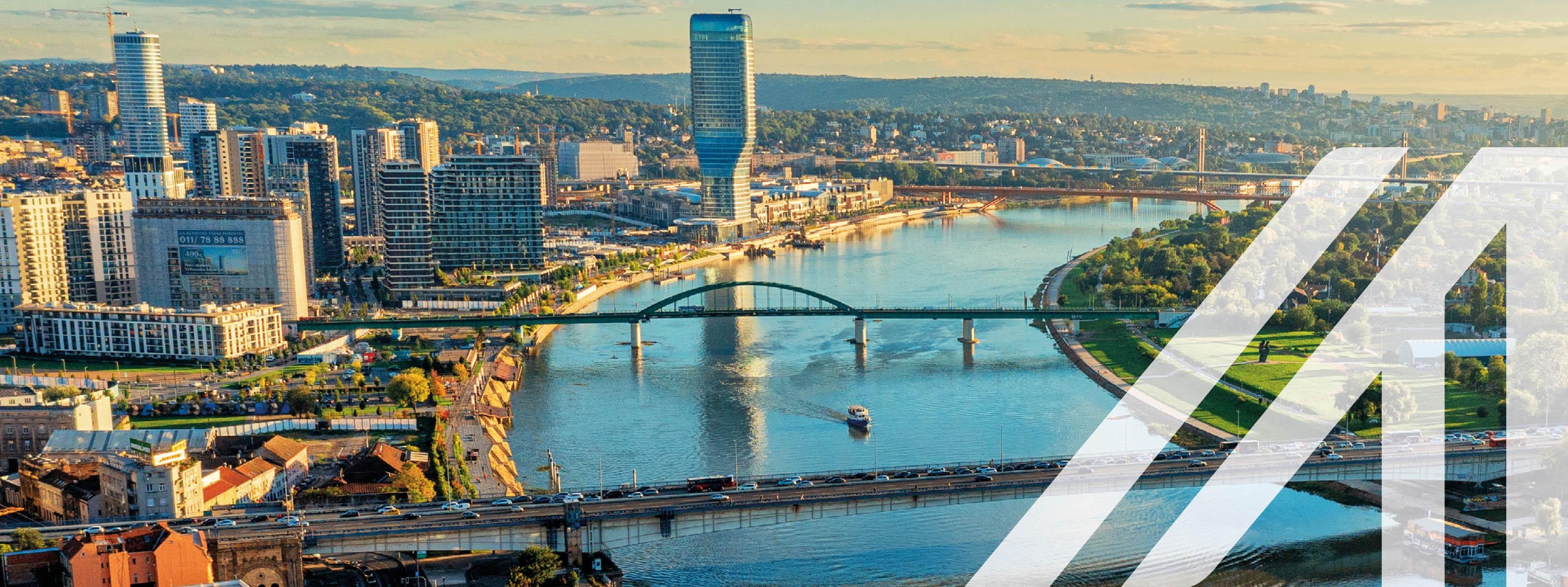 Stadtansicht von Belgrad: Luftaufnahme der Gemeinde Palilula mit historischen und modernen Wohnhäusern, Donau und und der St. Markus Kirche. Über das Bild wurde ein weißes Austria A gelegt.