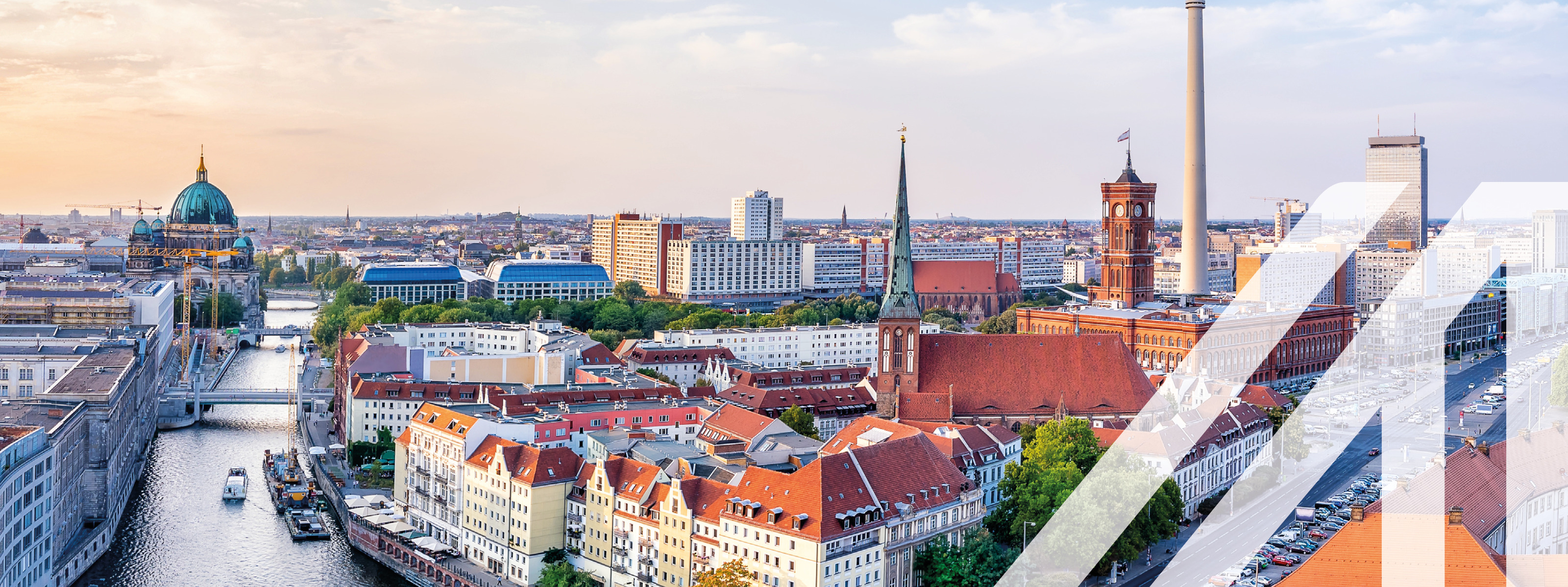 Panoramablick auf die deutsche Hauptstadt Berlin mit Fluß